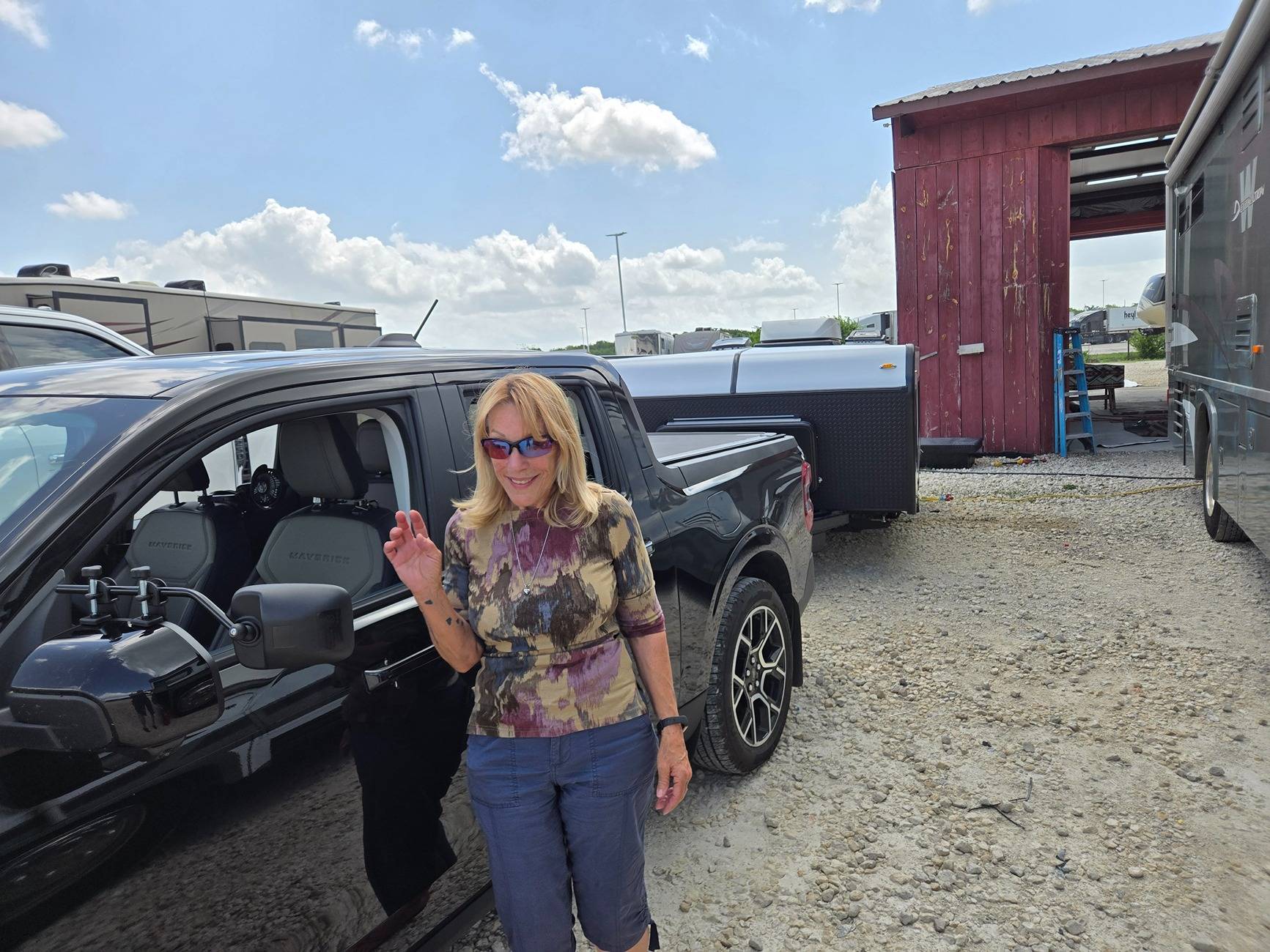 Ford Maverick RV - Towing Trailmanor 2720QS hard-sided pop-up trailer 1000023771
