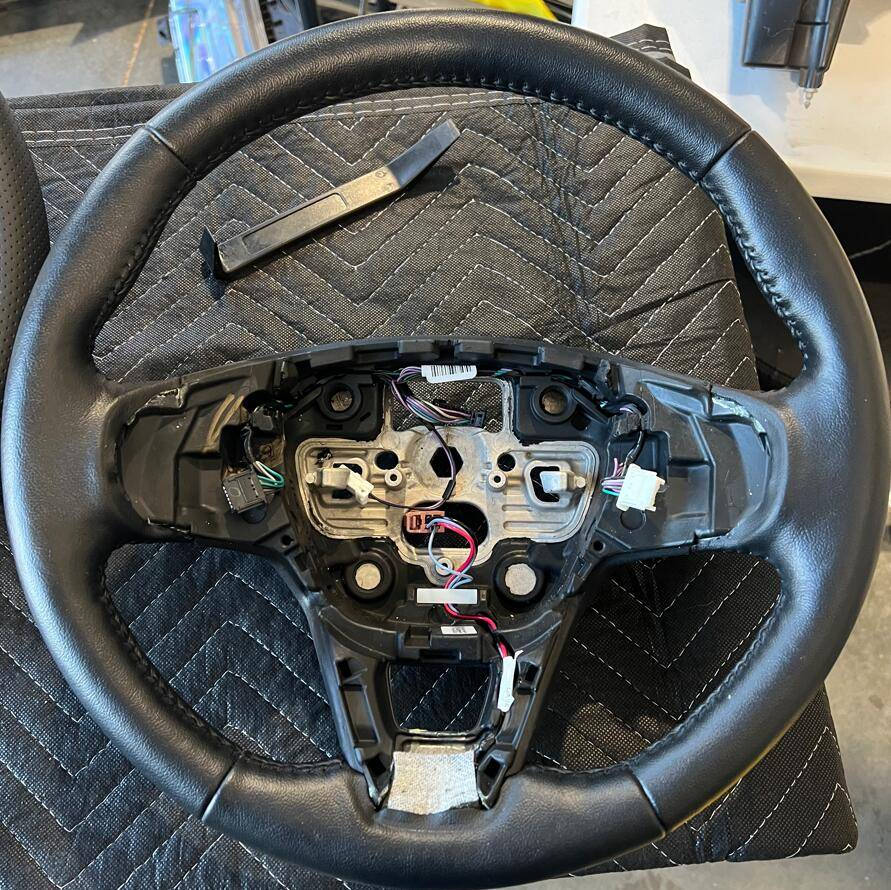 Ford Maverick 2022 XL steering wheel switchs upgrade. 22 Lariat Heated Steering Wheel_Disassembled
