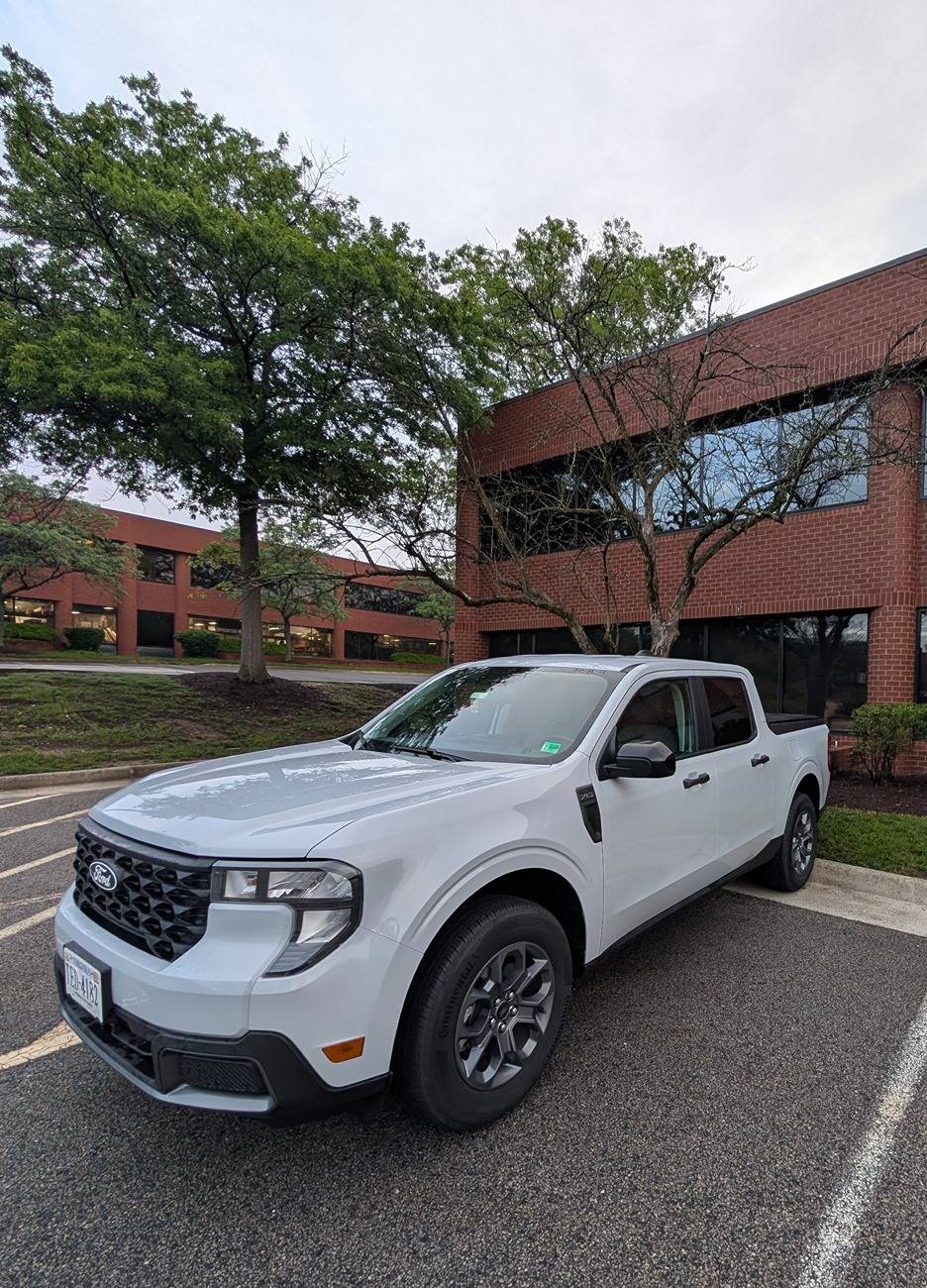 Ford Maverick Cactus grey vs space white image