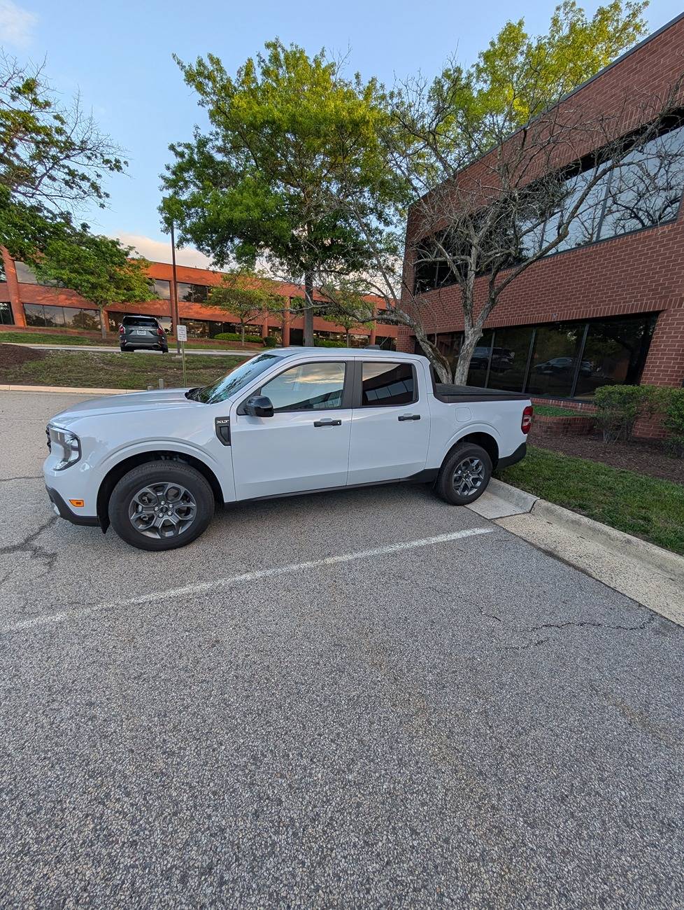 Ford Maverick Cactus grey vs space white PXL_20250507_104317808.RAW-01.COVER