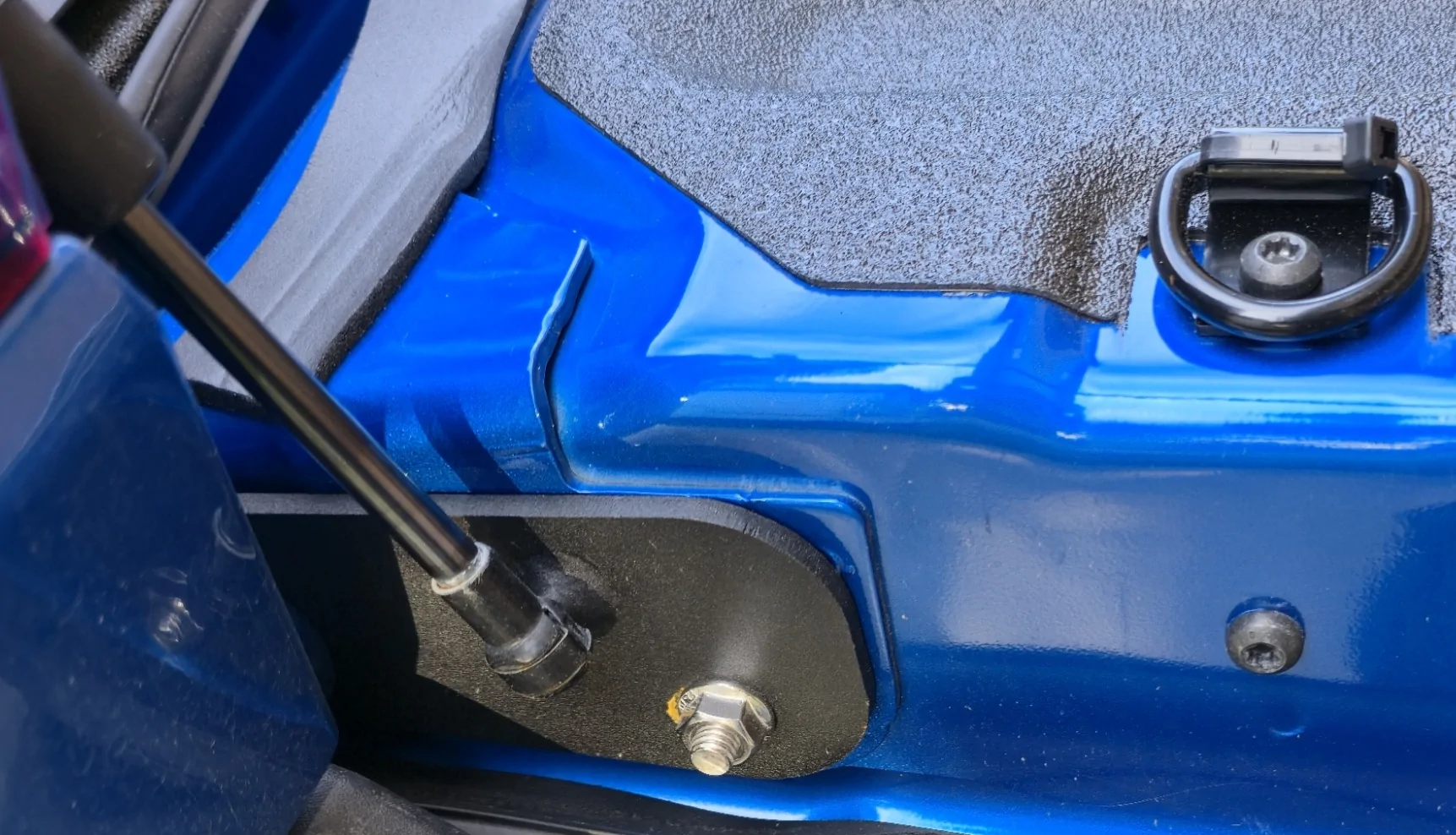 Ford Maverick The Wolf has been acquired ESI Ultimate Tailgate Seal h Left tailgate assist 20250811_192737[1]