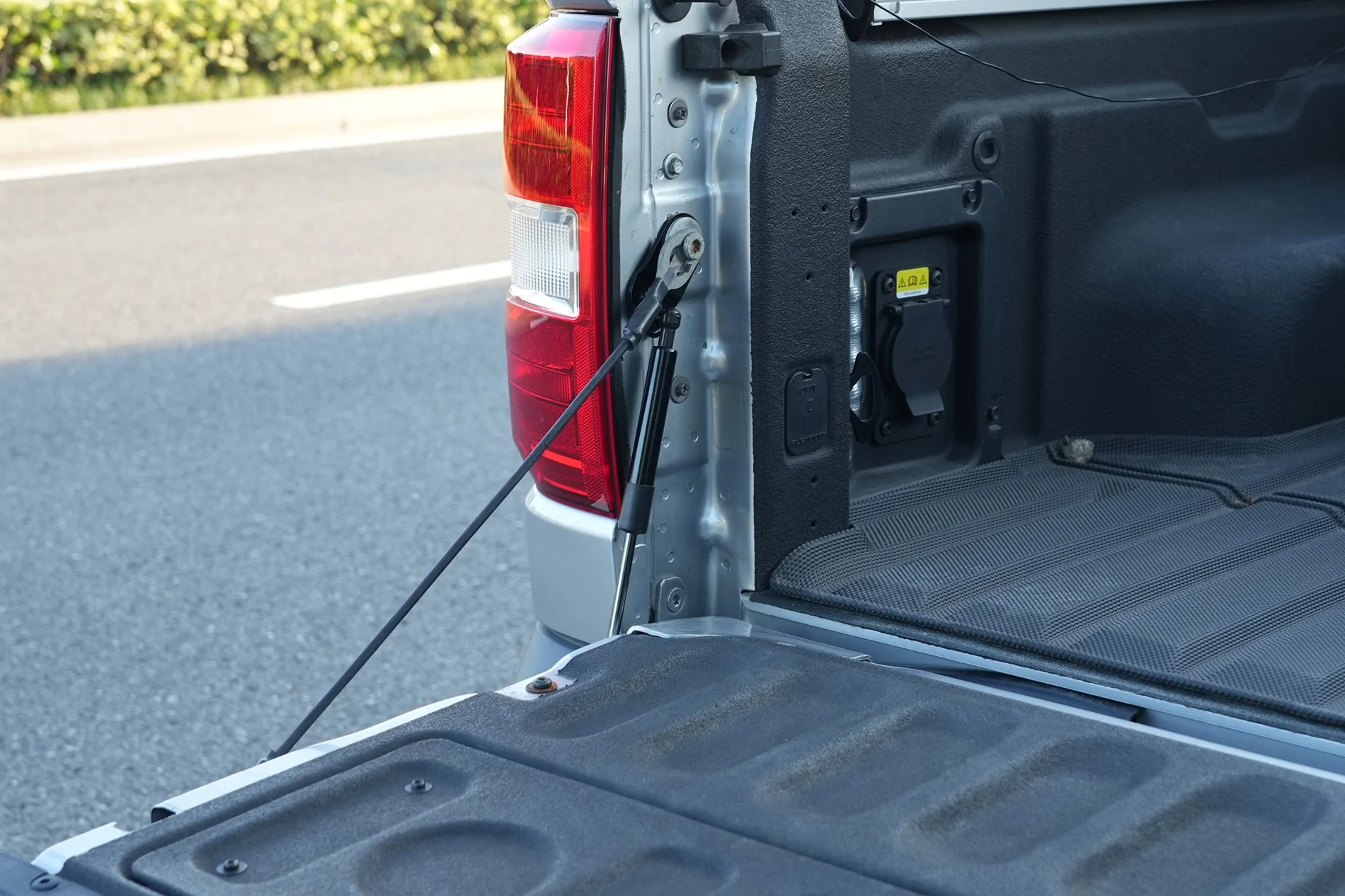 Ford Maverick Product Upgrade| Mabett Tailgate Gas Struts & Retractable Ratchet Straps! DSC04296