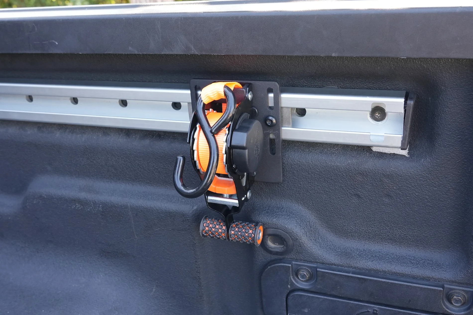 Ford Maverick Product Upgrade| Mabett Tailgate Gas Struts & Retractable Ratchet Straps! DSC07888