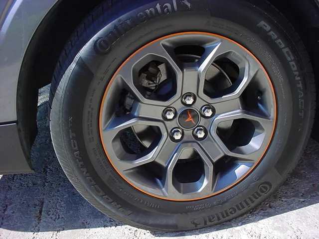 Ford Maverick Carbonized Gray with different color rims DSC08719