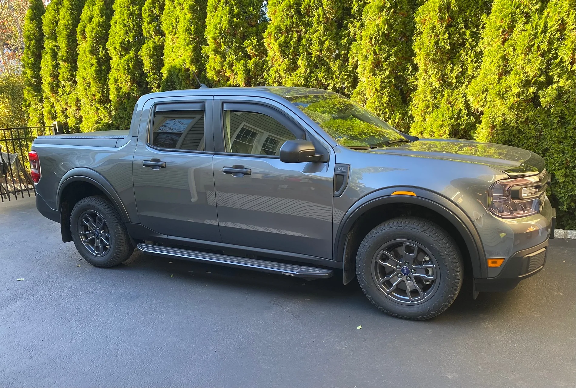 Ford Maverick Carbonized Gray with different color rims 1763145608486-yd