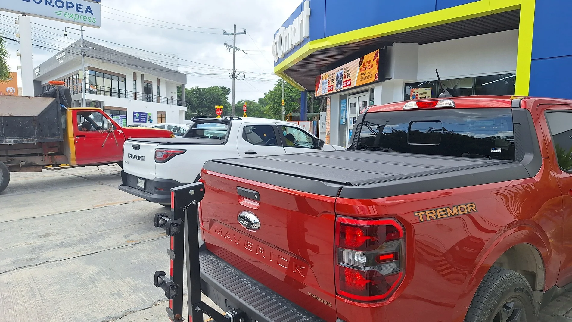Ford Maverick Post your Maverick next to ridiculously large trucks - photos thread 20251128_135241