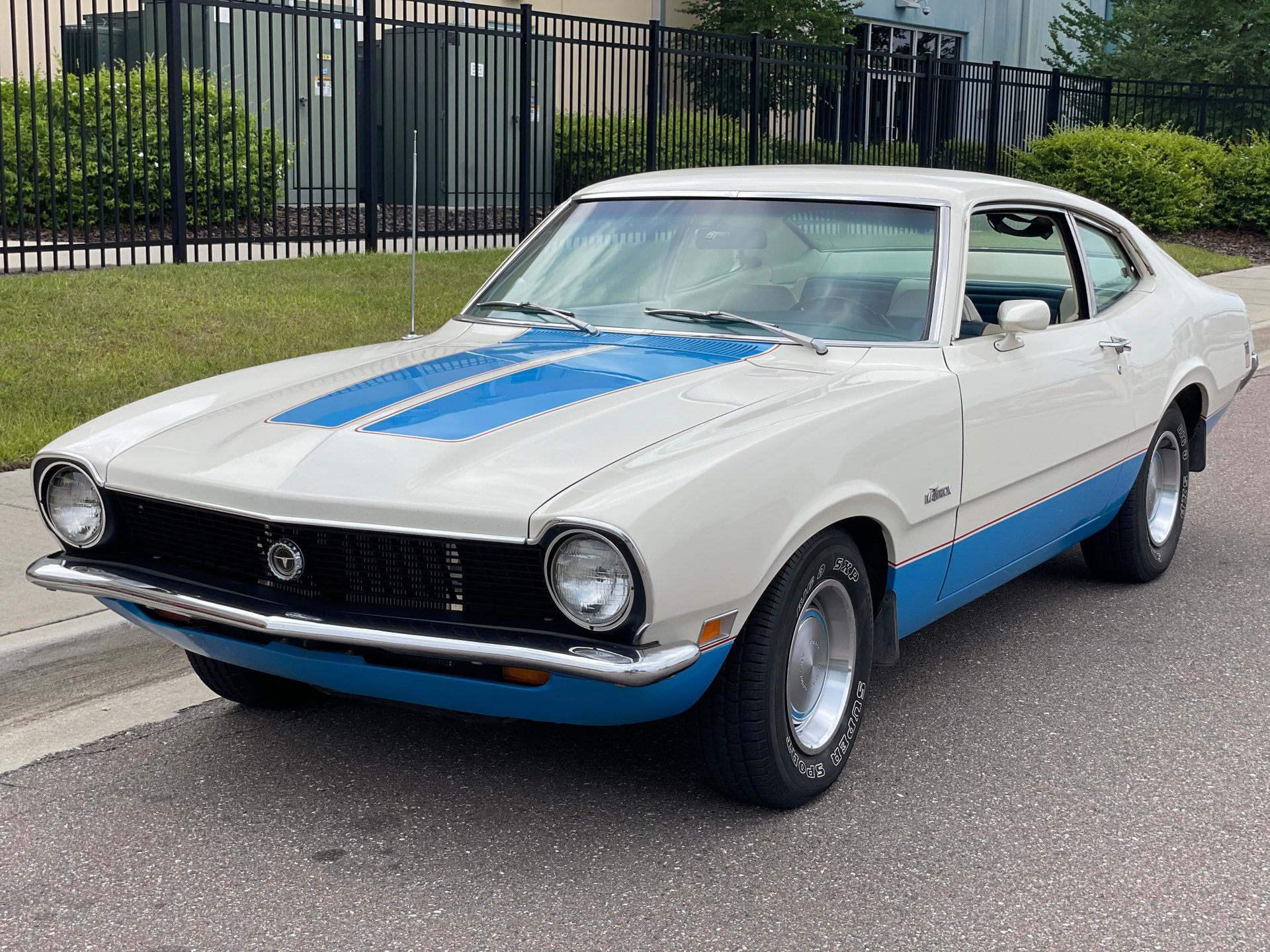 Ford Maverick Added retro vinyl stripes 1972-ford-maverick-sprit