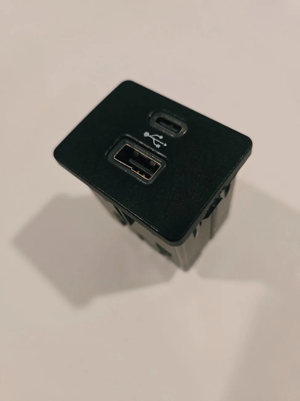 Ford Maverick Front USB Ports (Types A and C) - Issues.  Replacement. 20260106_112303
