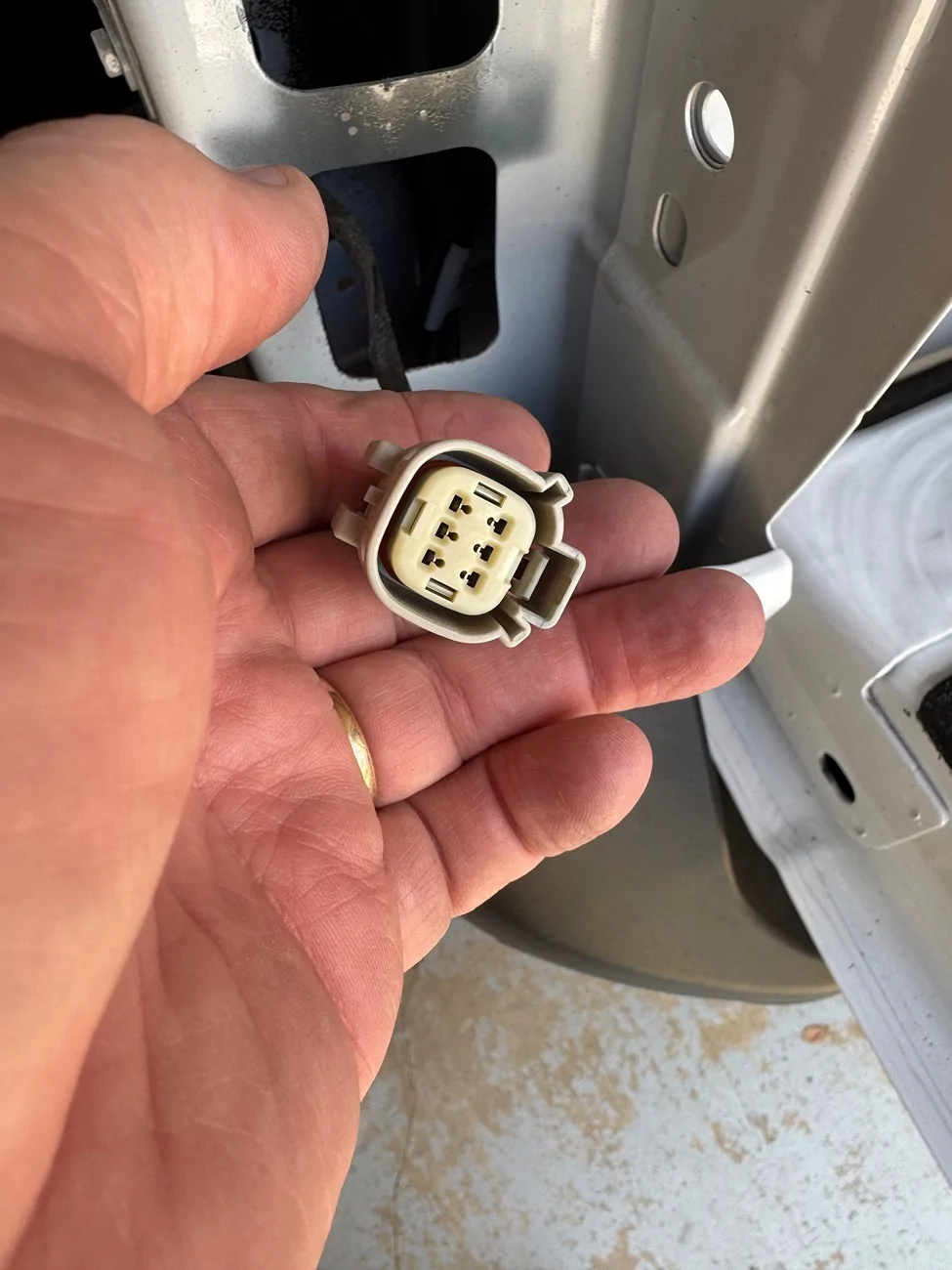 Ford Maverick 2025/26 XL or XLT (only) tail light connector IMG_2237