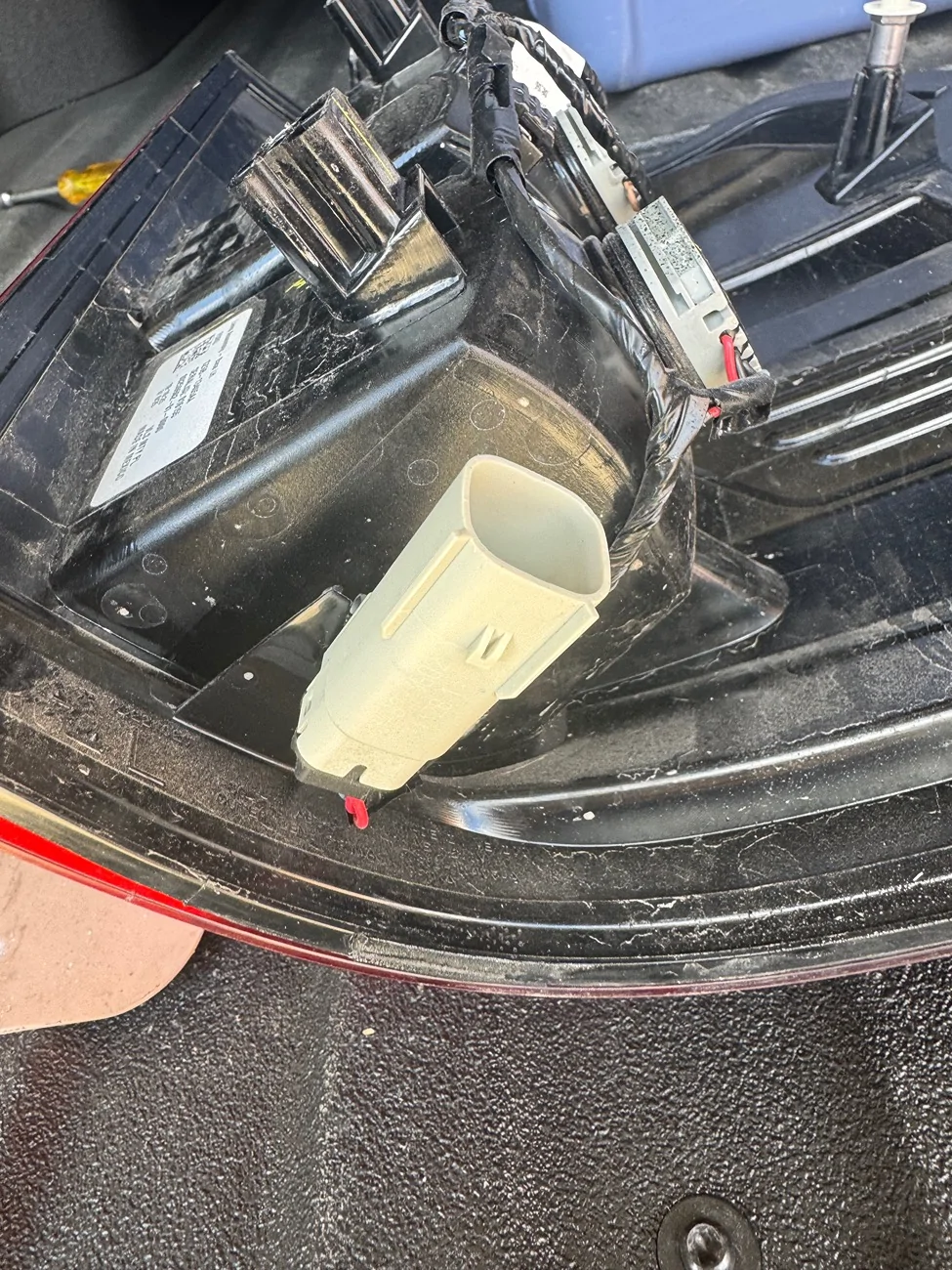 Ford Maverick 2025/26 XL or XLT (only) tail light connector IMG_2234