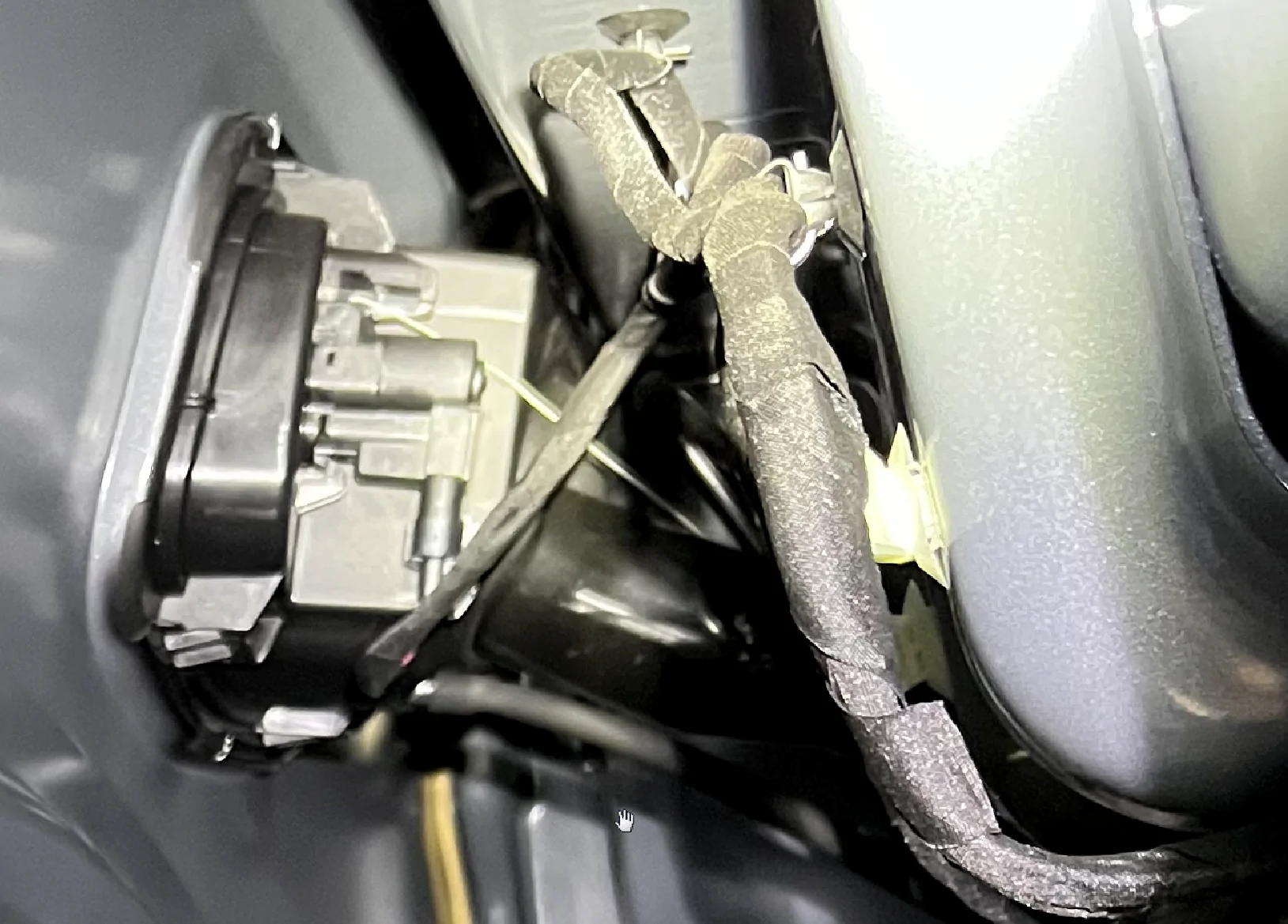 Ford Maverick Manual fuel door release.... 1771113099815-nm