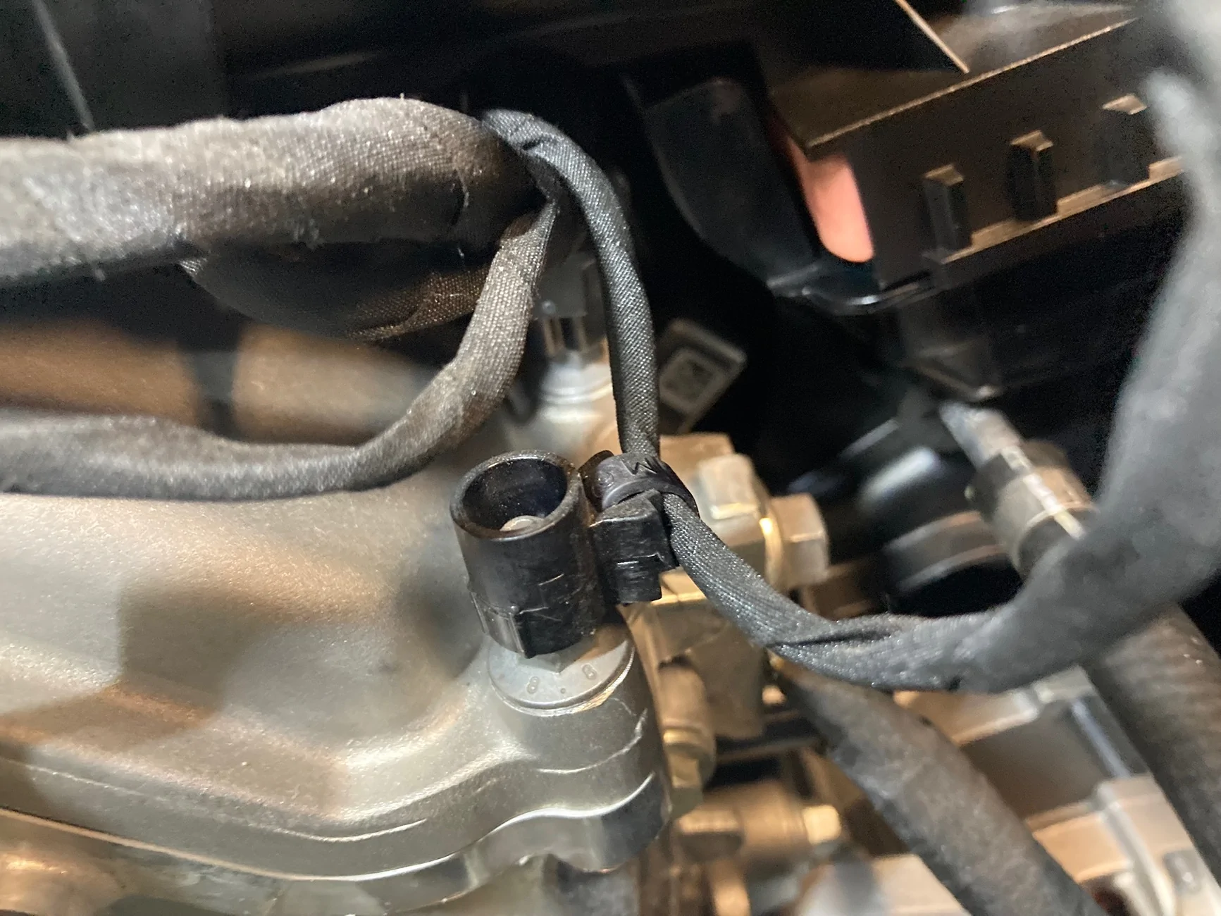 Ford Maverick Tech Support - 25 EB Air Filter? IMG_0556