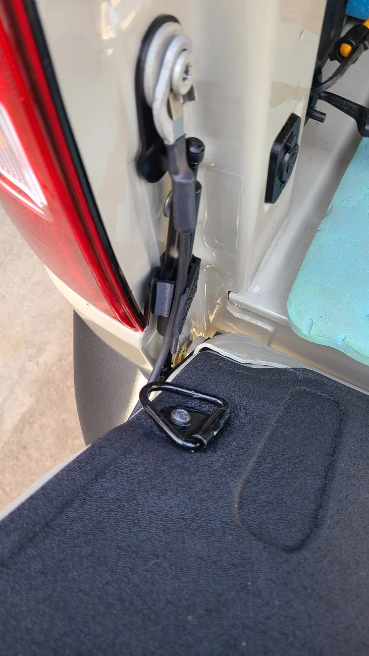 Ford Maverick Tailgate Assist Strut - Binding with the tailgate cable 20250104_112844