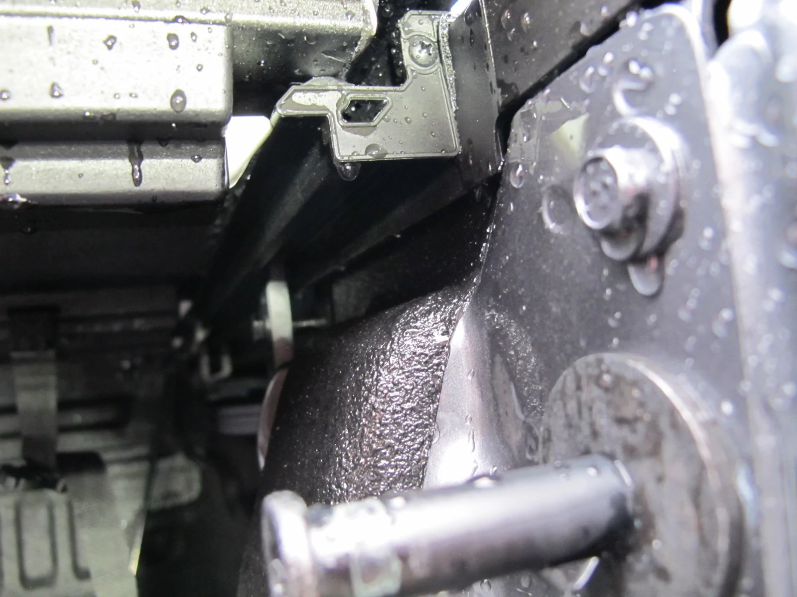 Ford Maverick Does the BAK MX4 Tri-Fold Require Rail Shims? BAK MX4 - Rear Right Latch