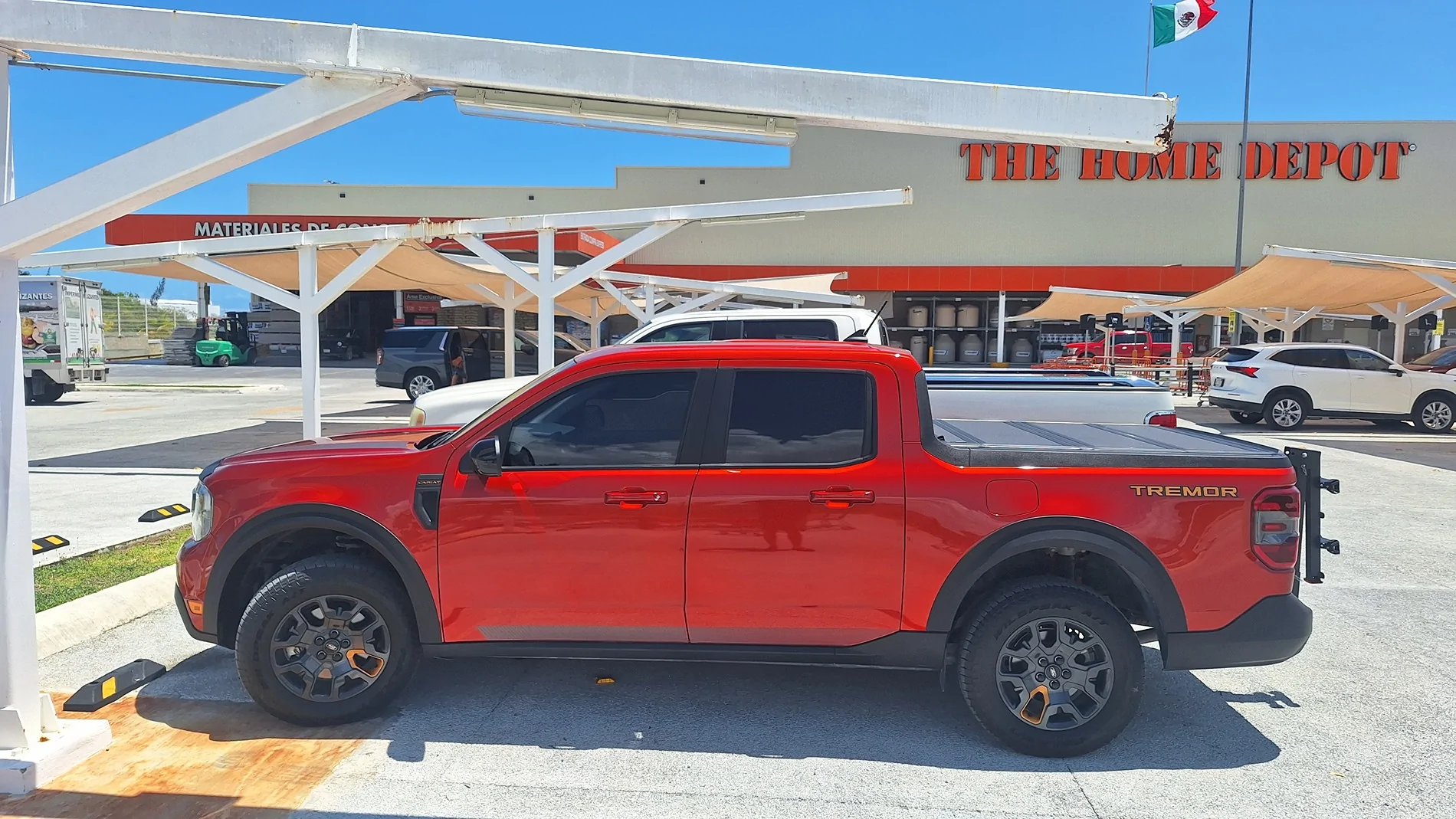 Ford Maverick Post your Maverick next to ridiculously large trucks - photos thread 20260406_123058