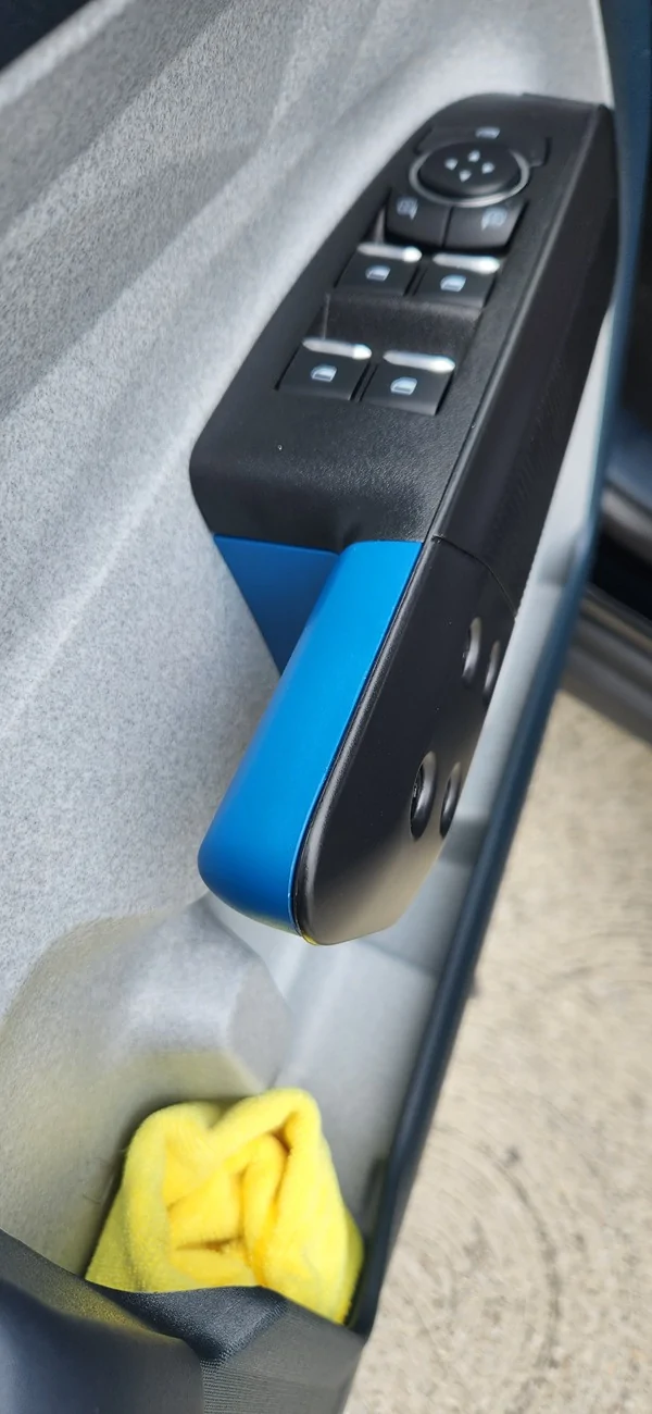 Ford Maverick How to remove blue piece / part on door handle?? 20260503_140823