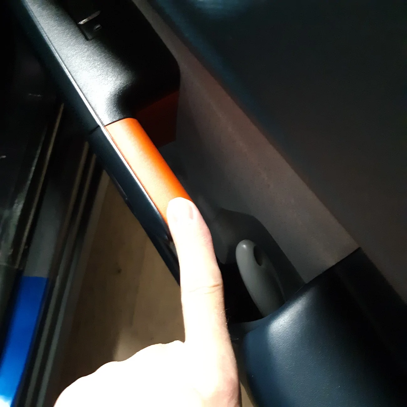 Ford Maverick How to remove blue piece / part on door handle?? 20260504_070911