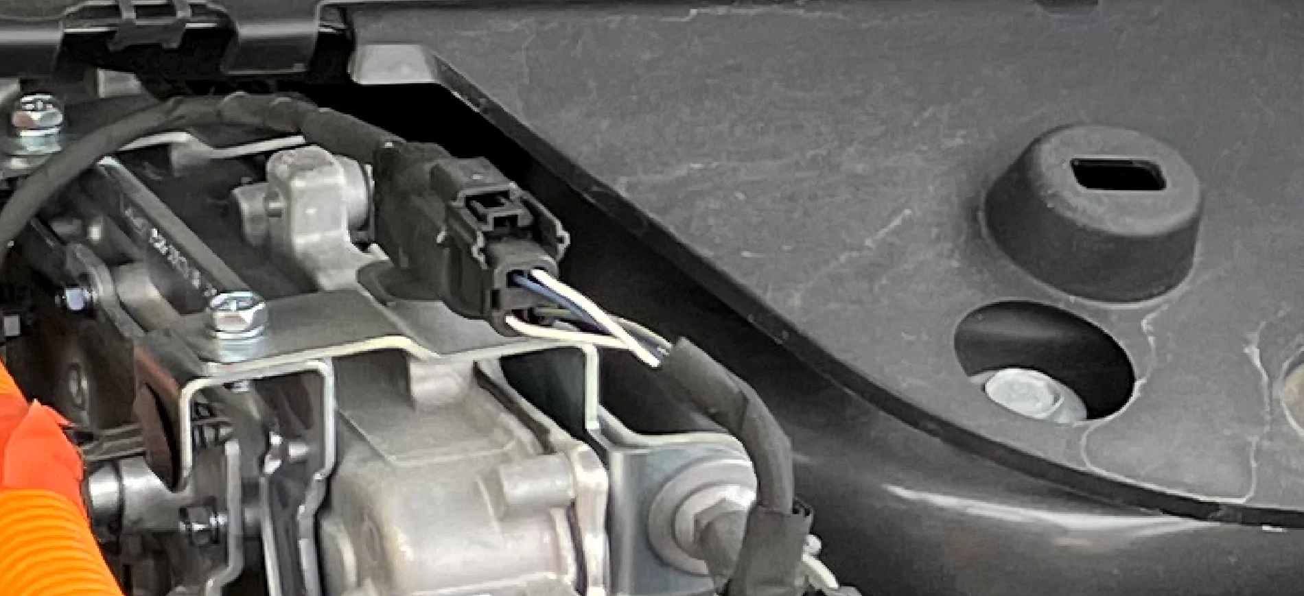 Ford Maverick electrical connector. 1778301228255-bc