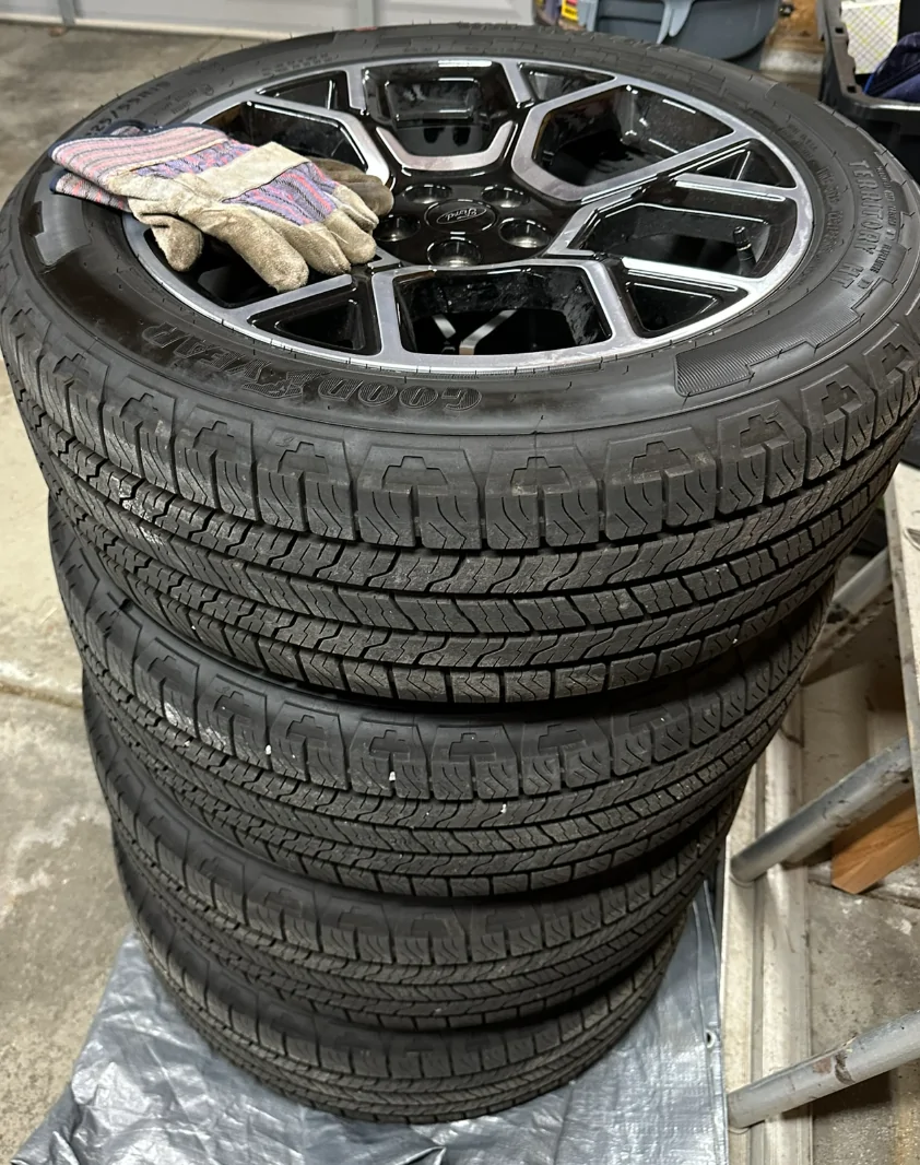 Ford Maverick 2025 wheel weight and wheel and tire weight (factory) wheels
