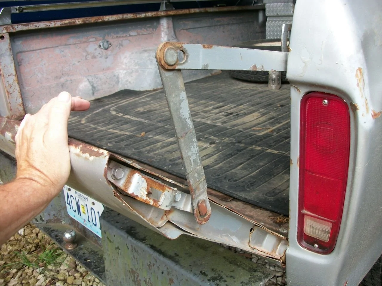 Ford Maverick Tell Ford about unequal  tailgate cables 1782044425461-3d