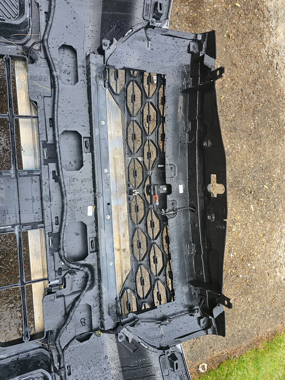 Ford Maverick Hate the black plastic honeycomb grill 20260418_132744