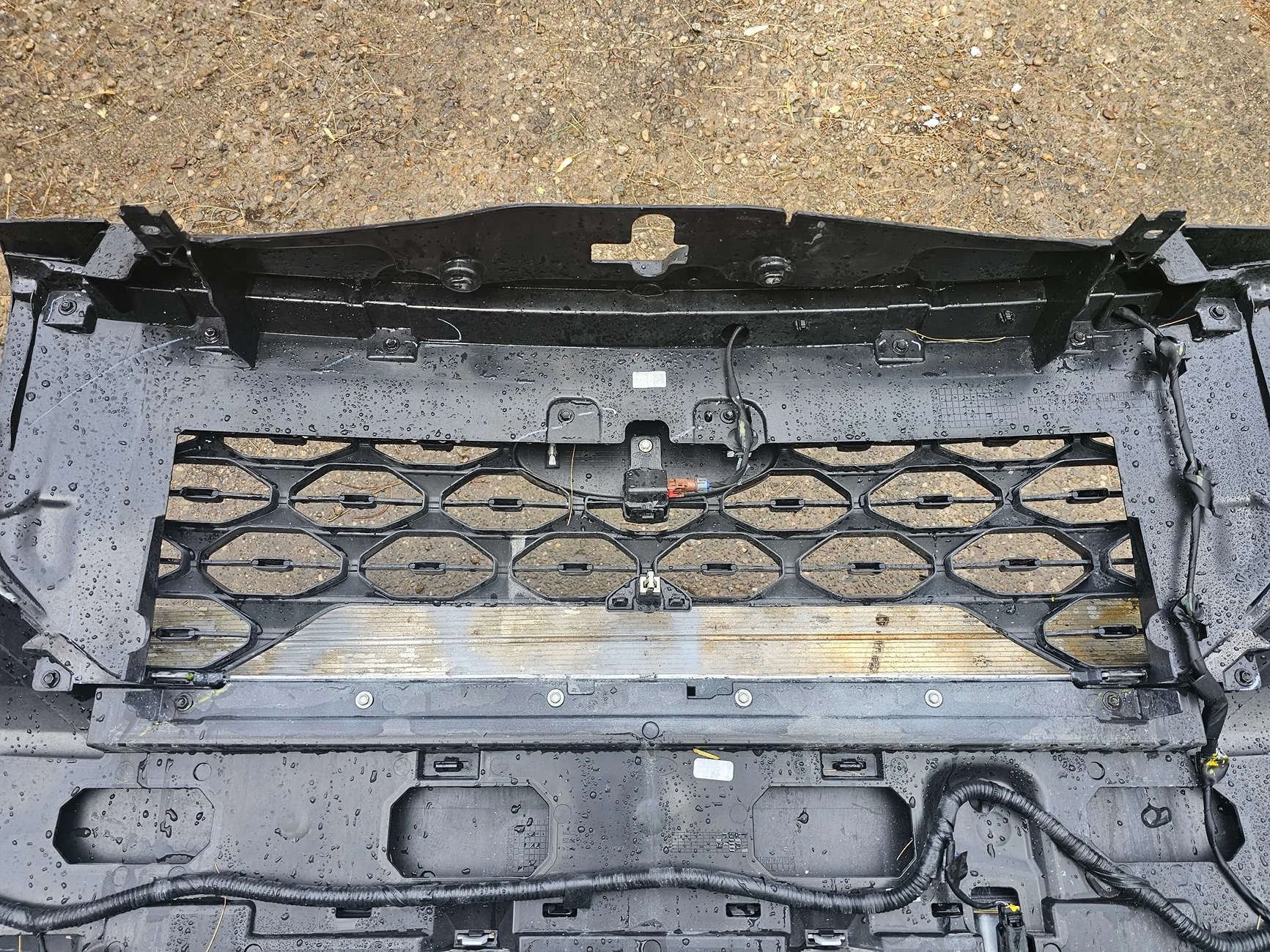 Ford Maverick Hate the black plastic honeycomb grill 20260418_132750