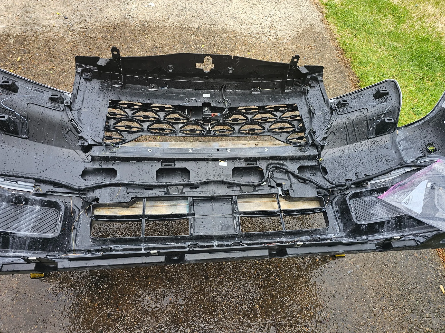 Ford Maverick Hate the black plastic honeycomb grill 20260418_132746