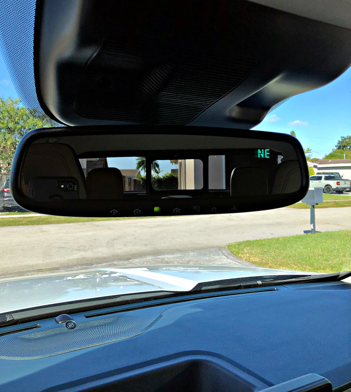 Ford Maverick Programmable rear view mirror. 1782753115445-1z