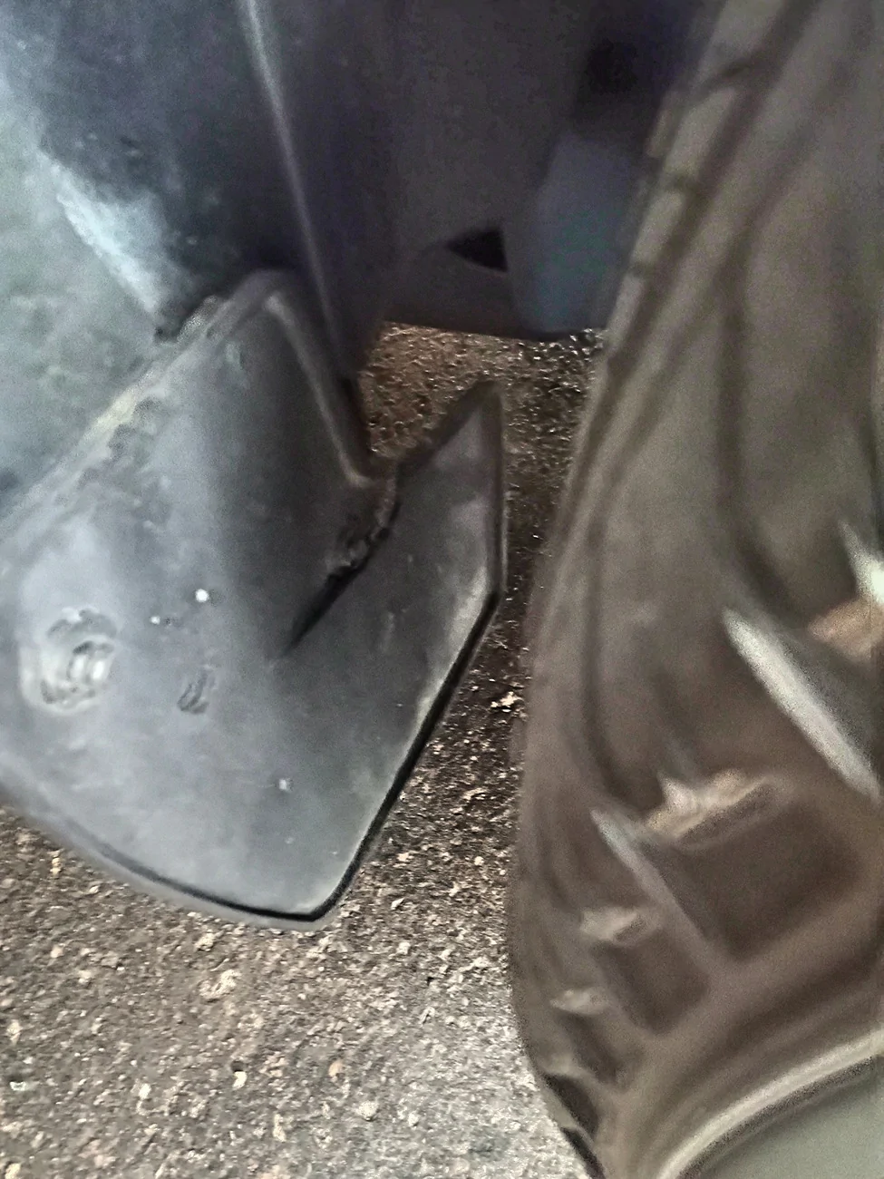 Ford Maverick Splash Guard is cracked Replacae with new myself? mav3