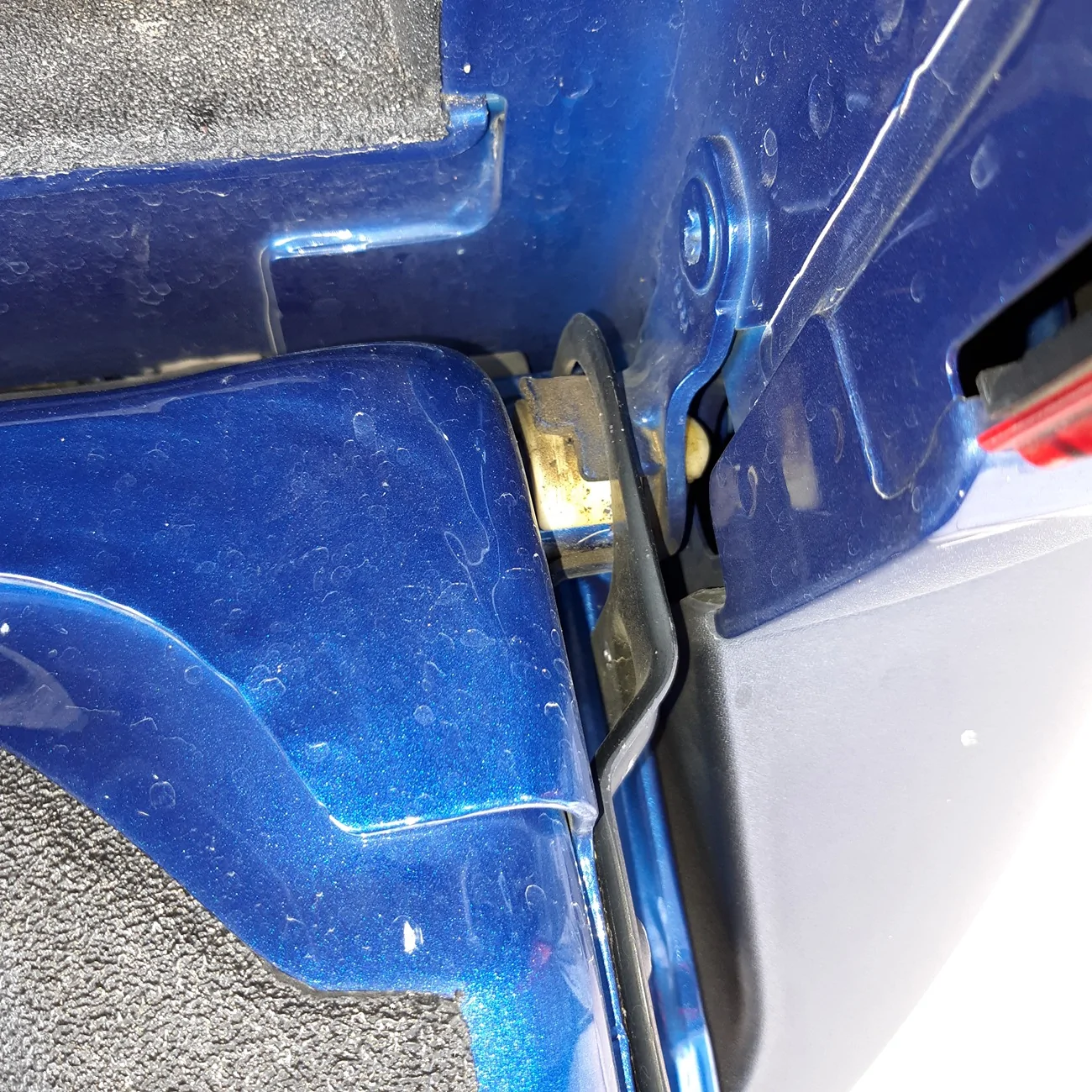 Ford Maverick 2025 XL Maverick Tailgate Issue - broken/misaligned latch - help!? 20260720_092143