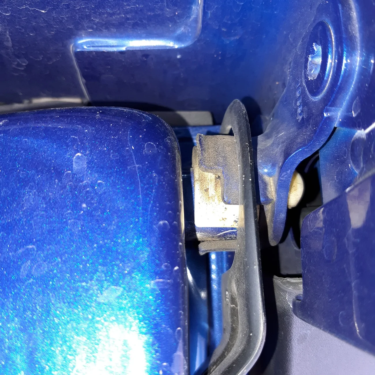 Ford Maverick 2025 XL Maverick Tailgate Issue - broken/misaligned latch - help!? 20260720_092151