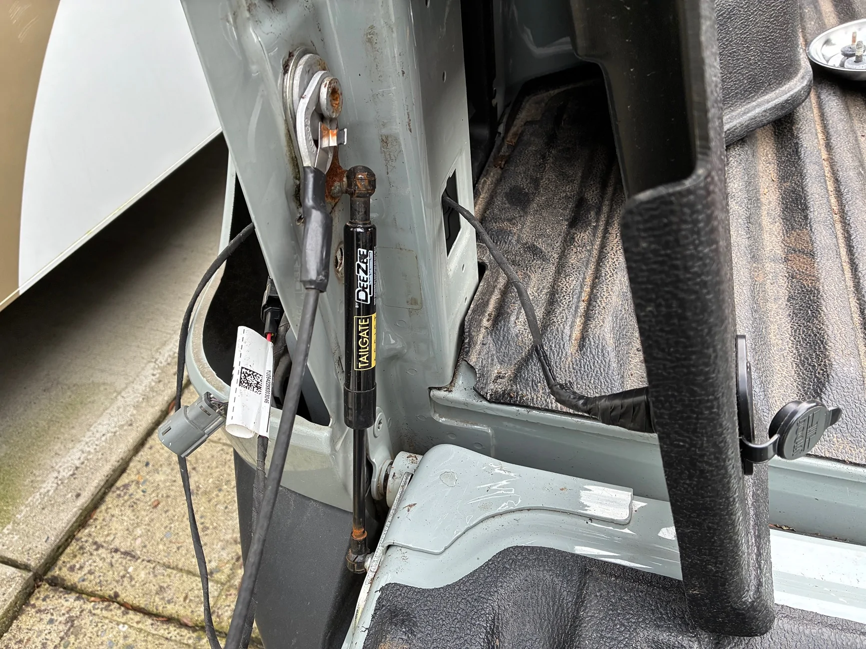 Ford Maverick Tailgate Assist Strut - Binding with the tailgate cable IMG_0900