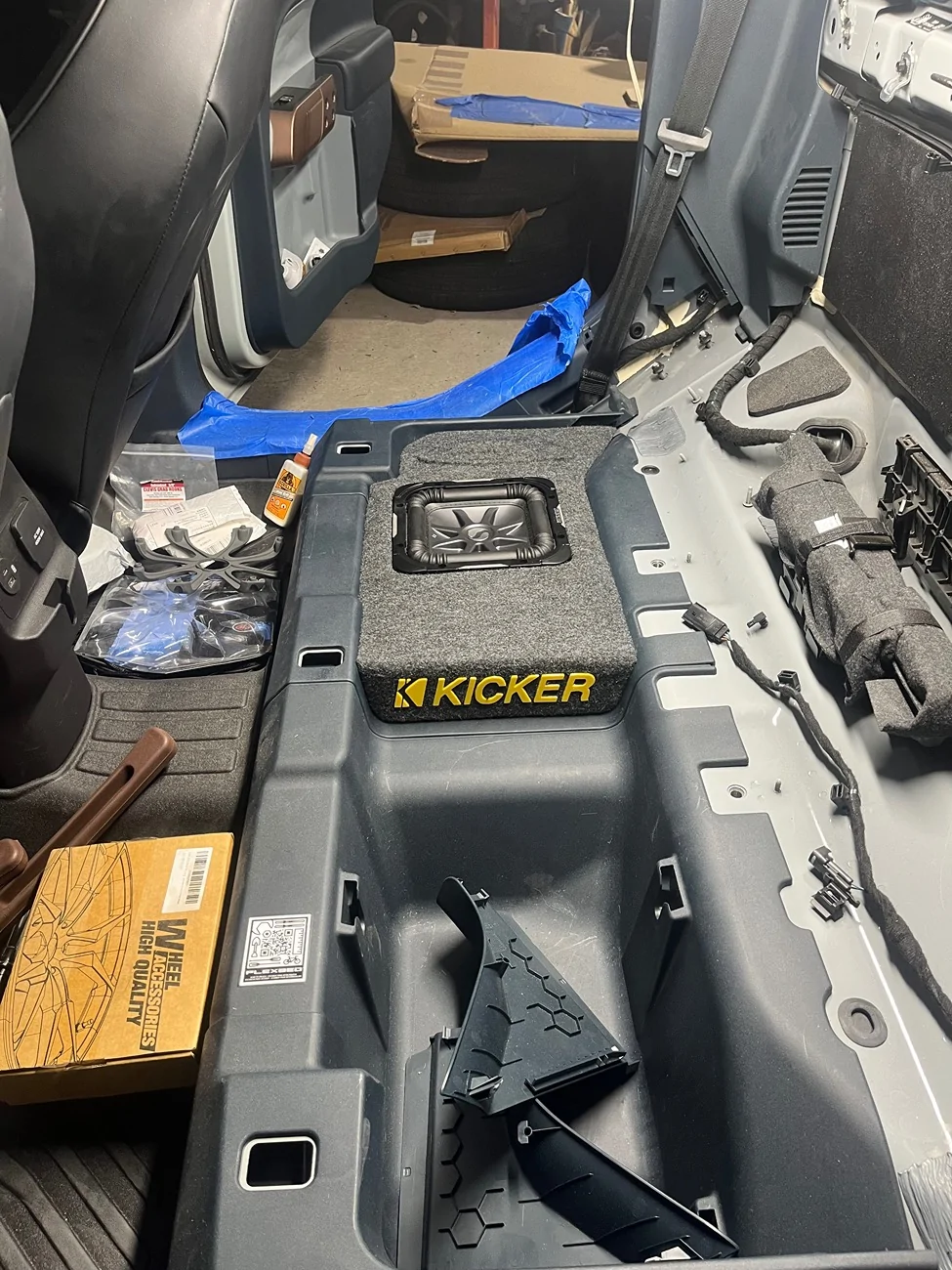Ford Maverick Custom Door Panels (Black/Carbon/Yellow) with Painted Panel, Leather, Carbon Fiber tempImagebTOs0H