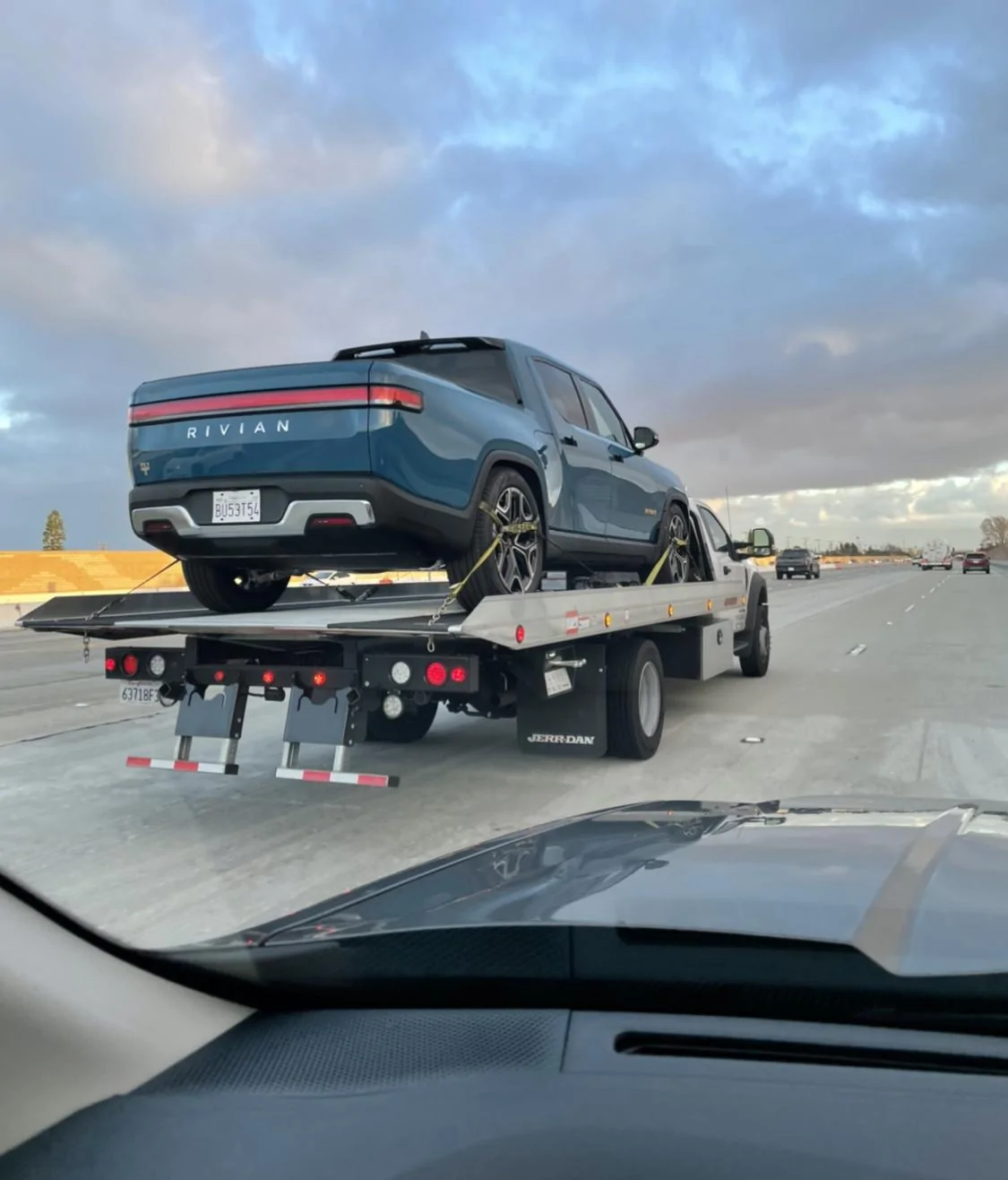 Ford Maverick Maverick vs Rivian parked side-by-side [NA Truck of the Year Finalists] 93A0F88C-7499-453F-AAAC-591000931745