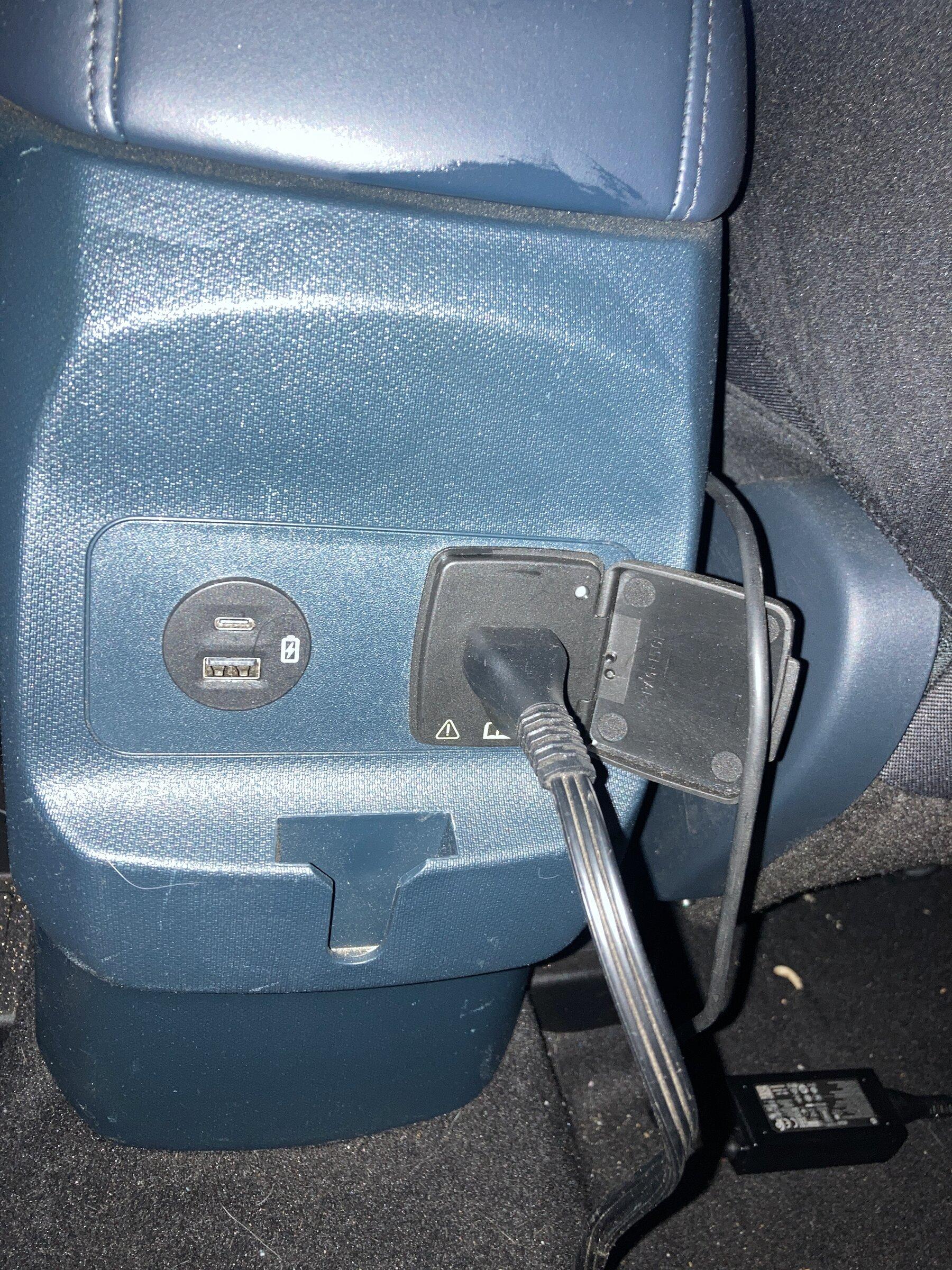 Ford Maverick Does USB plug come with 110V 400W inverter option inside cab? 8B4EBBEF-64DD-473B-B005-C4917DEB2E01