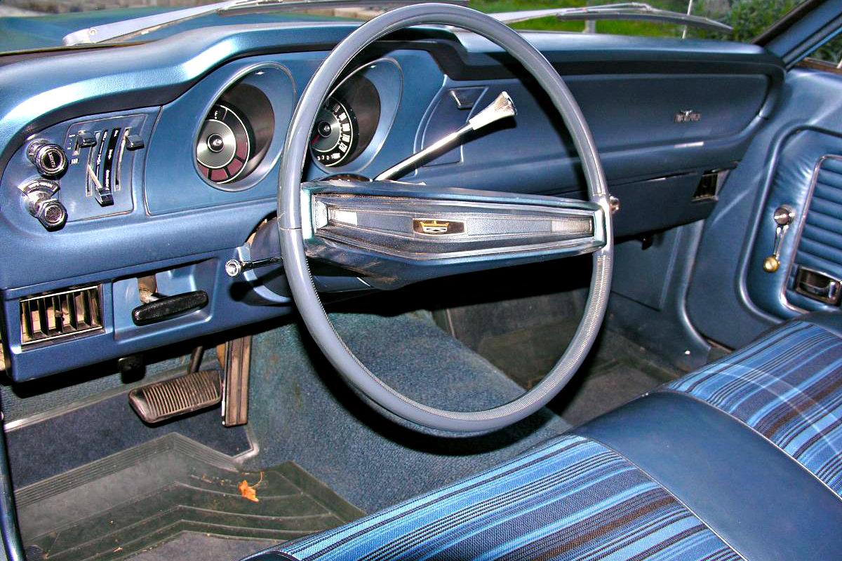 Ford Maverick Anyone else think interior blue is reminiscent of the 90s ford truck interiors? 73-maverick-4