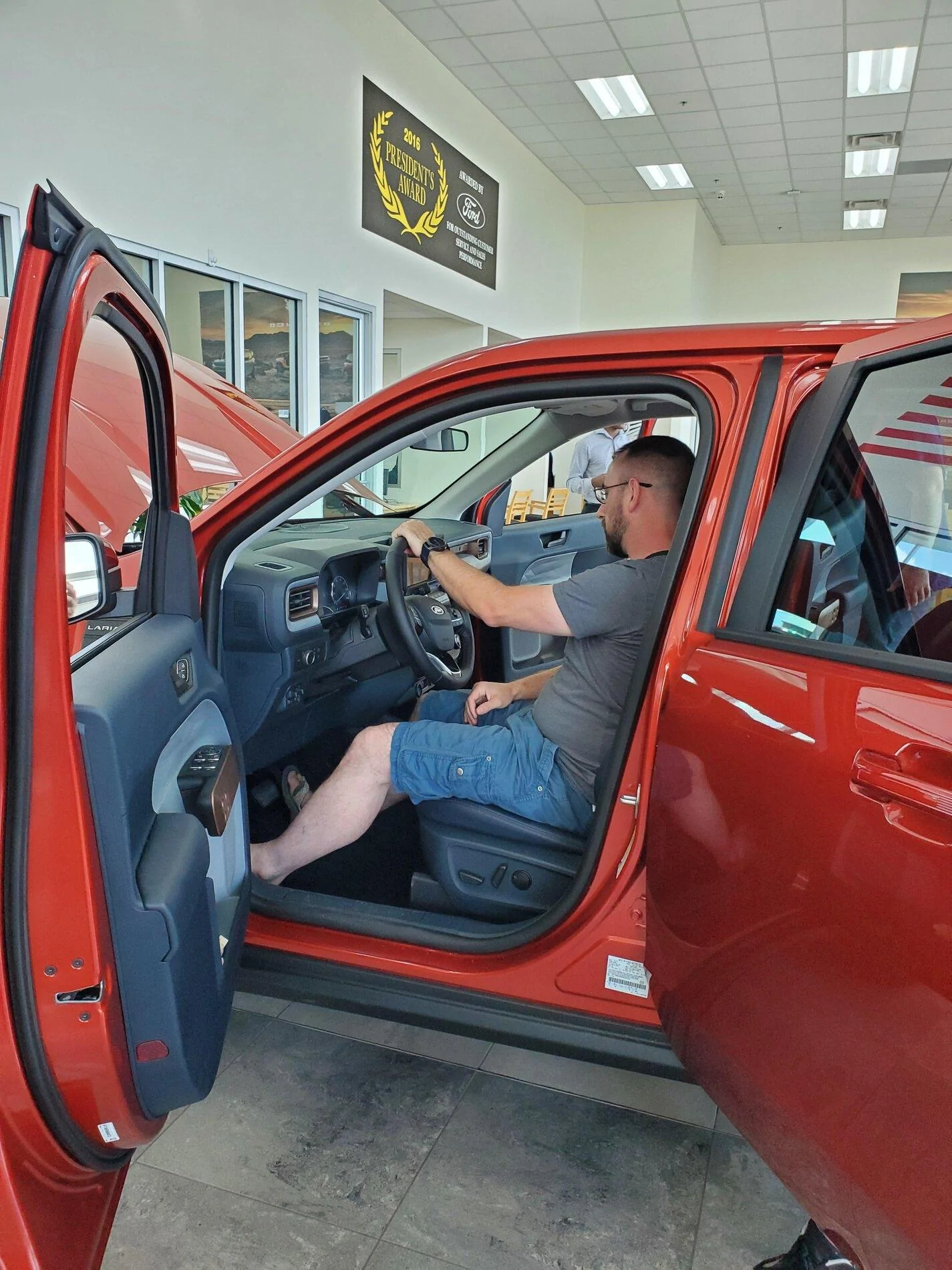 Ford Maverick 5'7" person standing next to AWD Maverick Lariat kyxjd2jqrrg71