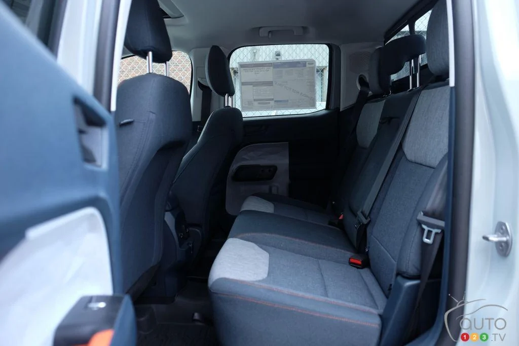 Ford Maverick Ford Maverick all-weather floor liners: how many are included? Interior 2021 Ford Maverick XL Cactus Gray 4