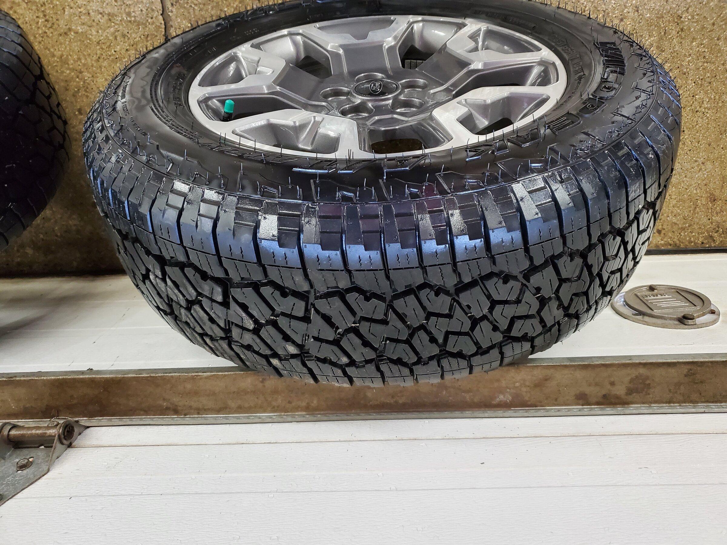 Ford Maverick New condition.wheel tire set 20220316_114011