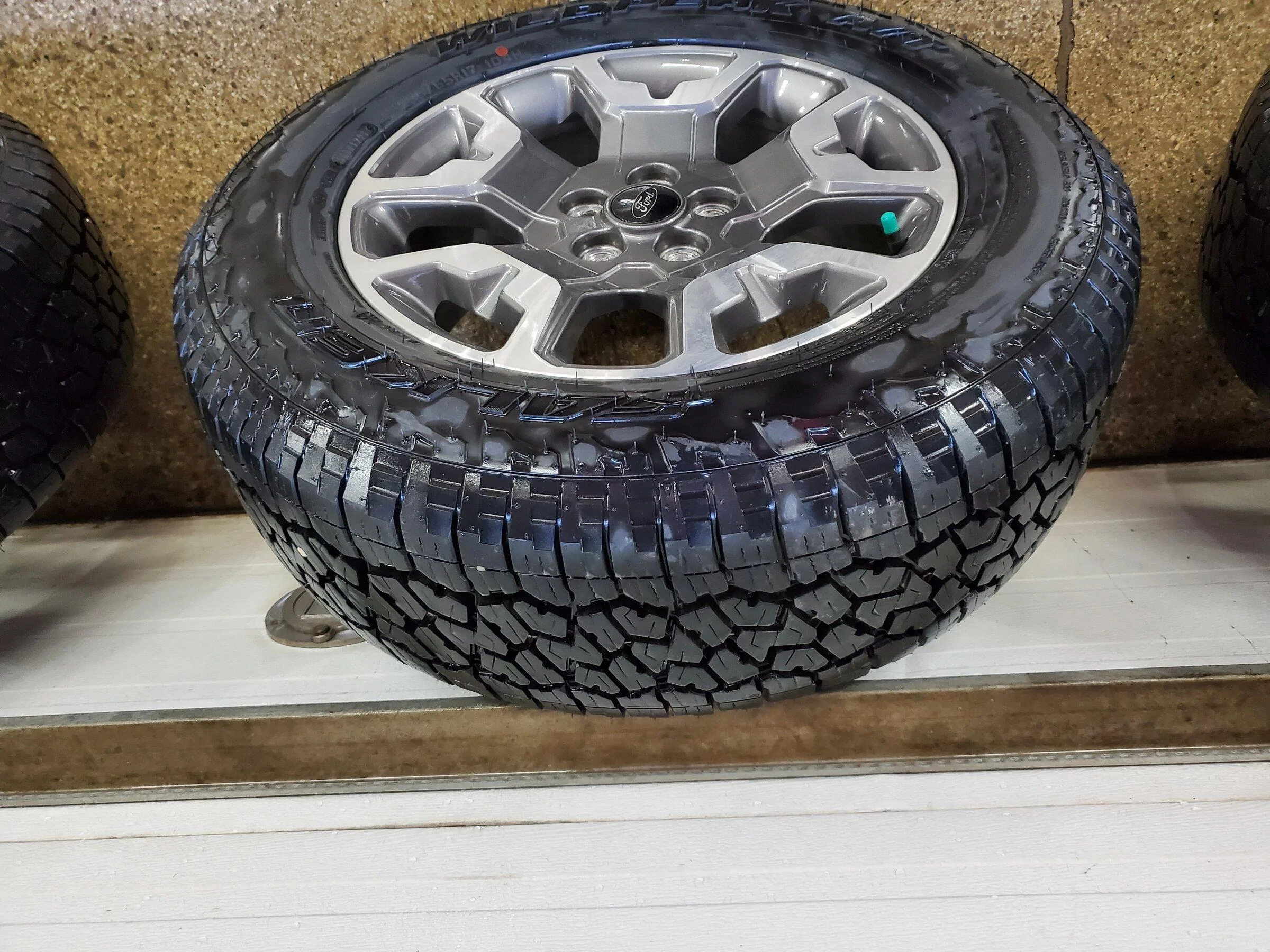 Ford Maverick New condition.wheel tire set 20220316_114015