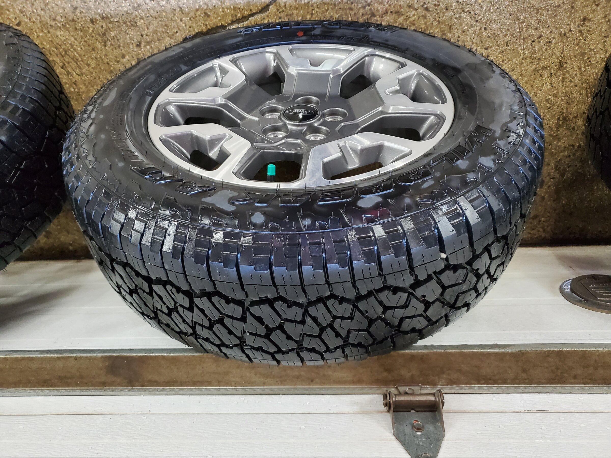 Ford Maverick New condition.wheel tire set 20220316_114020