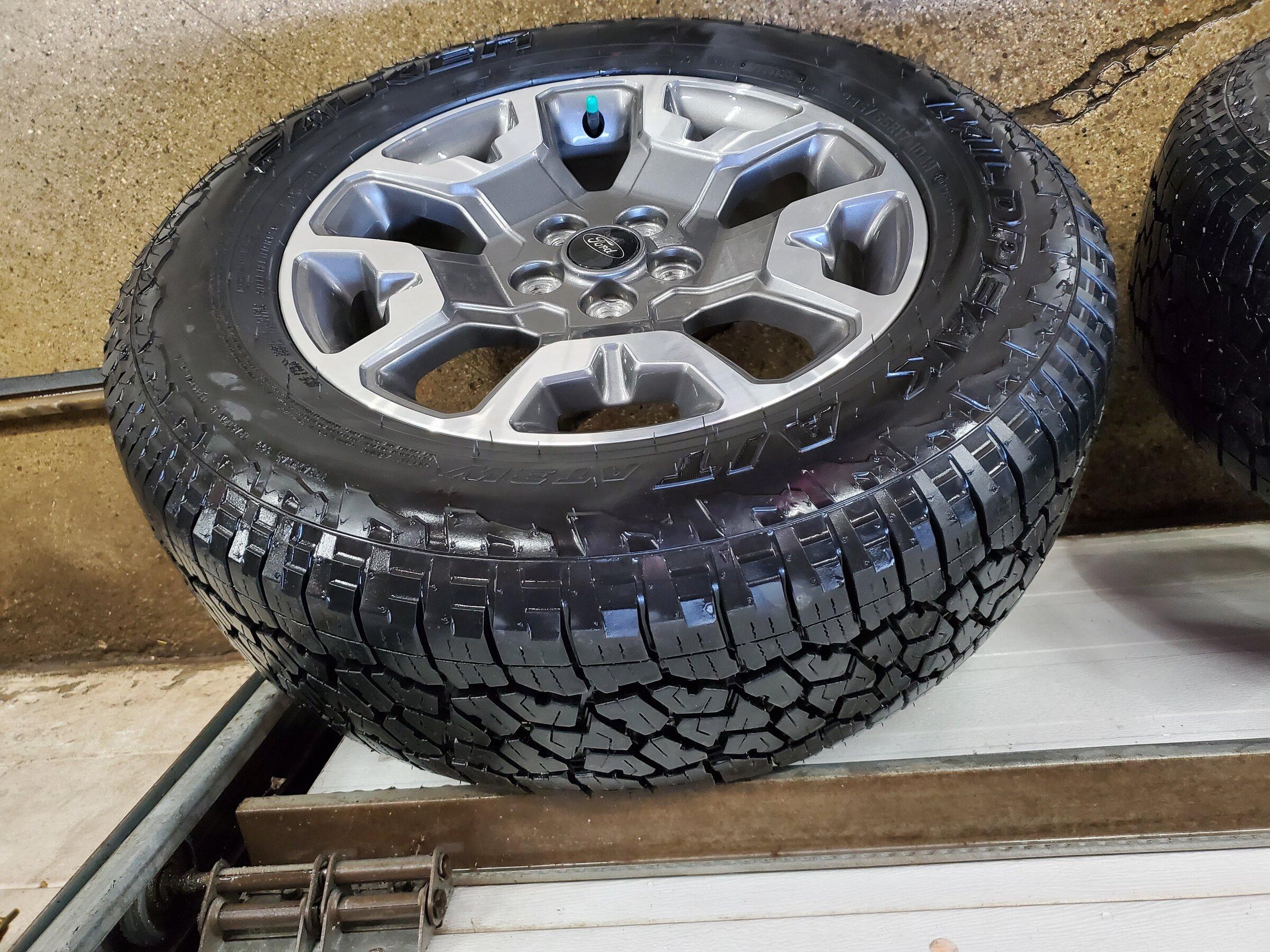 Ford Maverick New condition.wheel tire set 20220316_114023