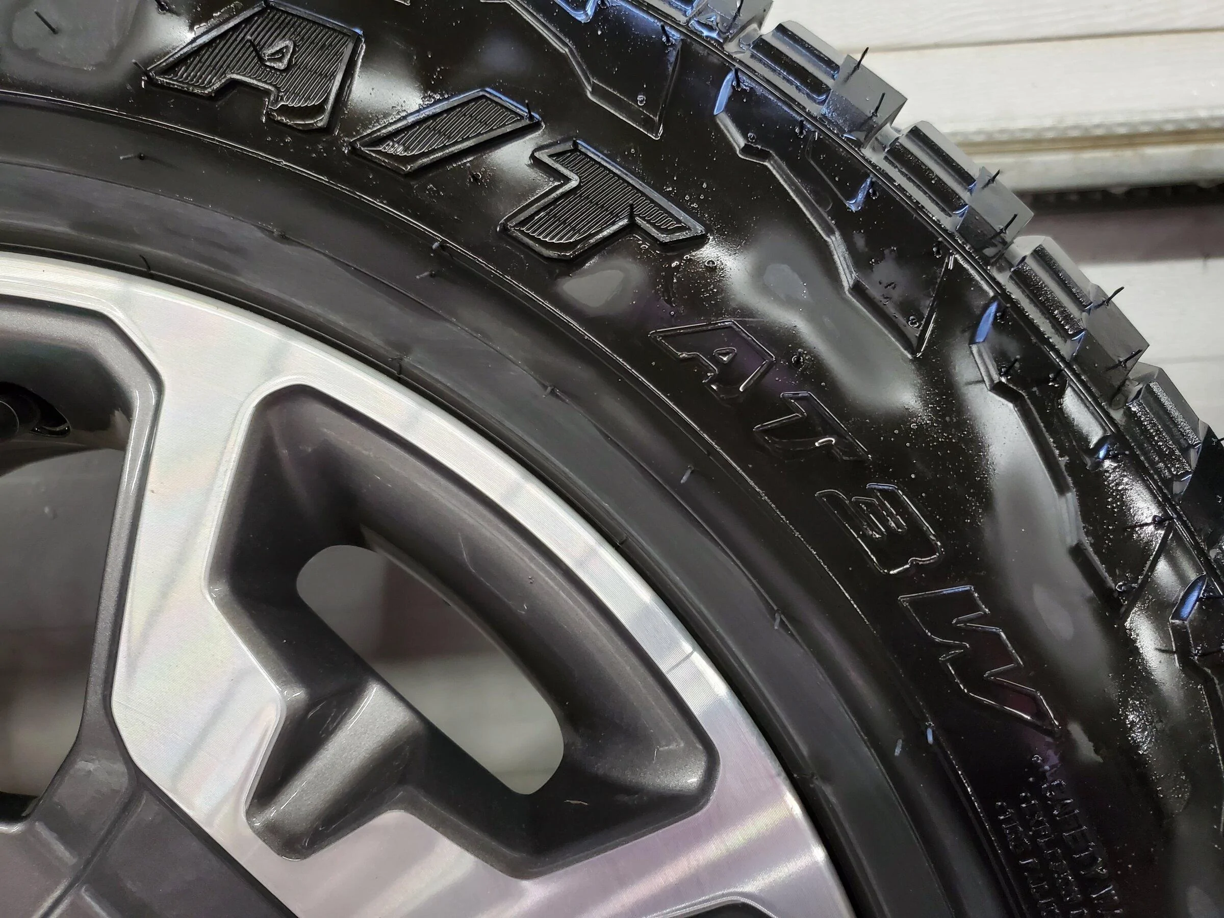 Ford Maverick New condition.wheel tire set 20220316_114041