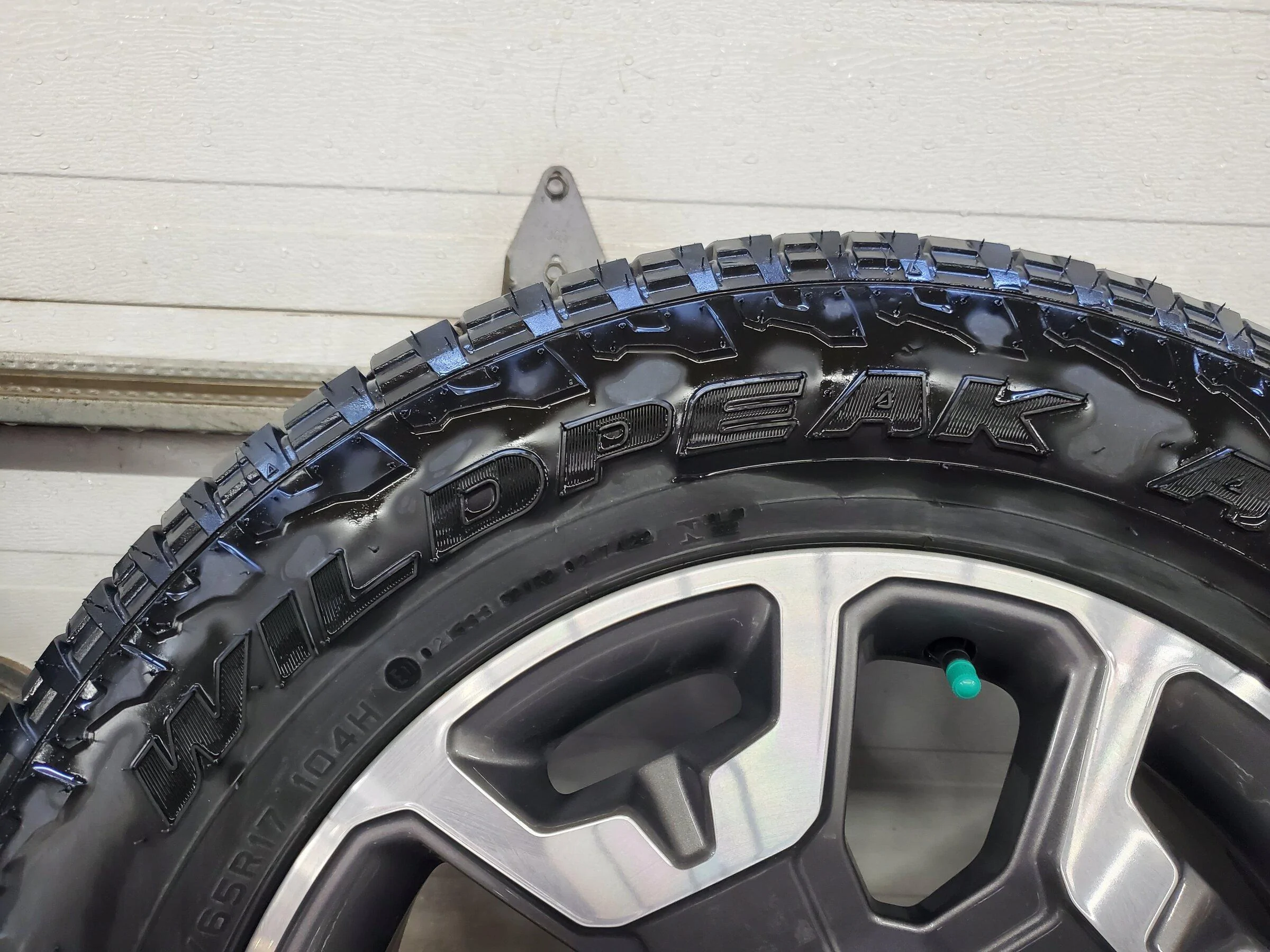 Ford Maverick New condition.wheel tire set 20220316_114050