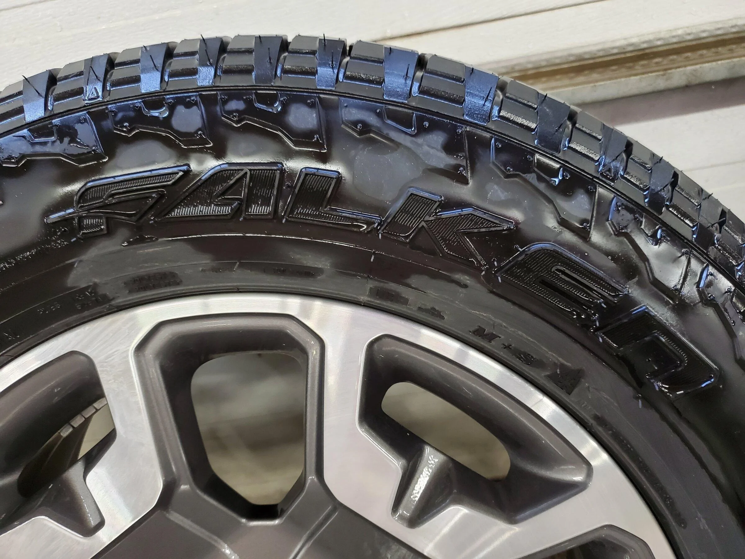 Ford Maverick New condition.wheel tire set 20220316_114057