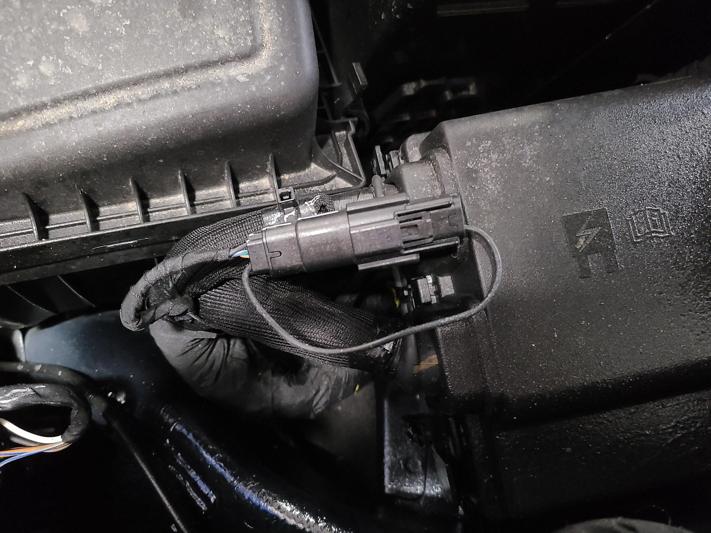 Ford Maverick Information request. Someone know what is this unused connector in the engine bay ? 20220220_163223