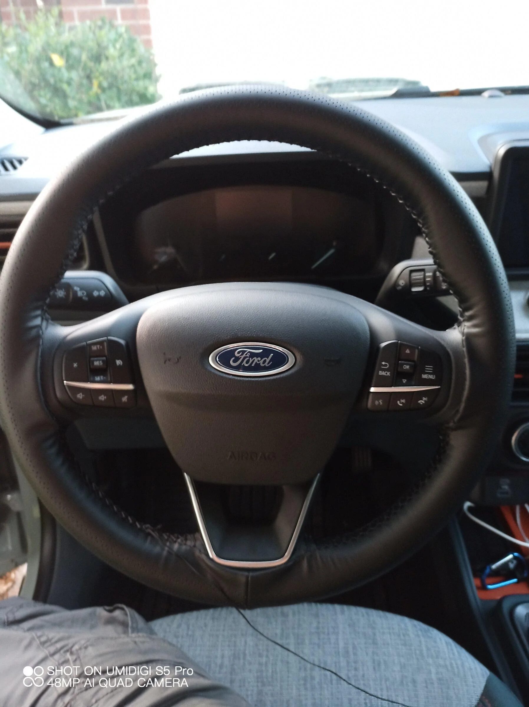 Ford Maverick Comparing non-lux XLT steering wheel to XL steering wheel IMG_20220413_192858_563