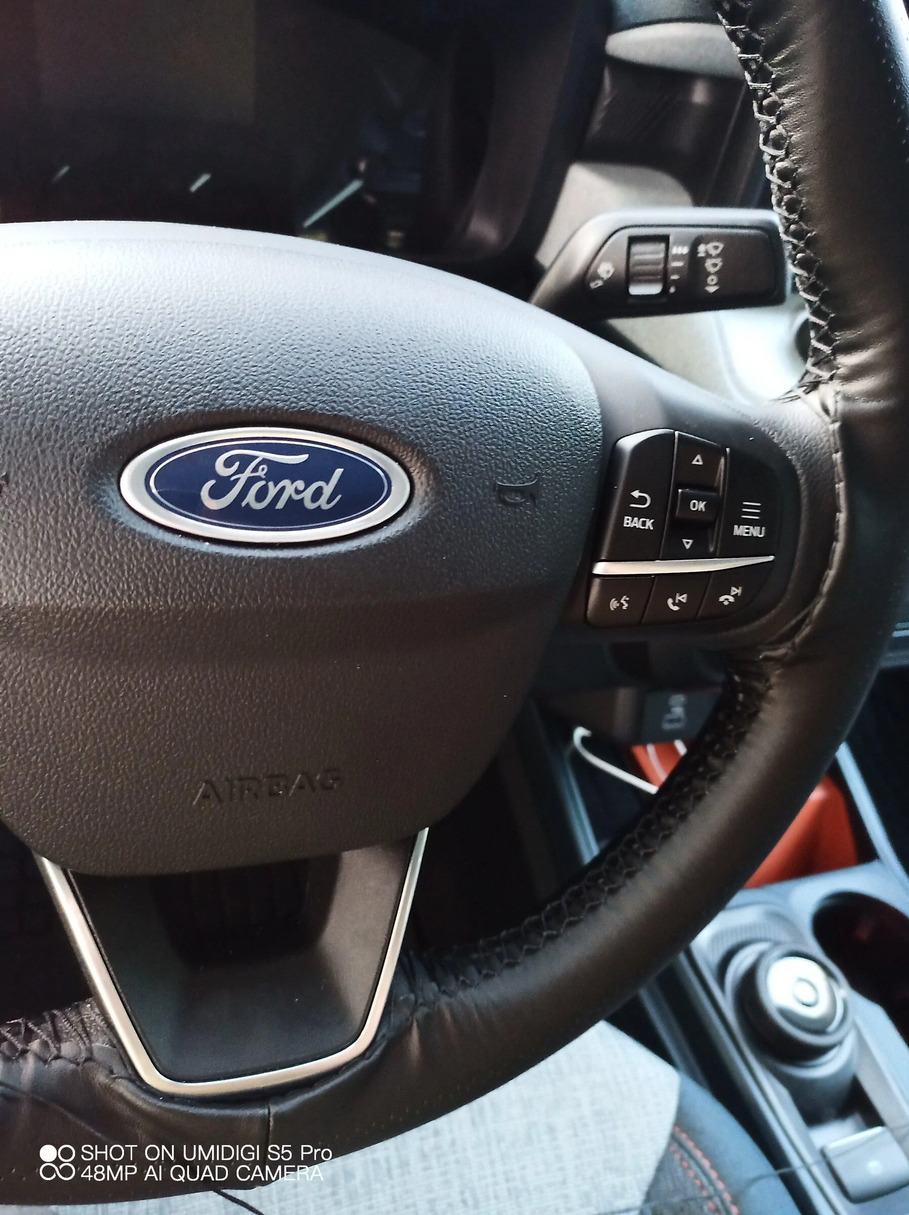 Ford Maverick Comparing non-lux XLT steering wheel to XL steering wheel IMG_20220413_192903_737