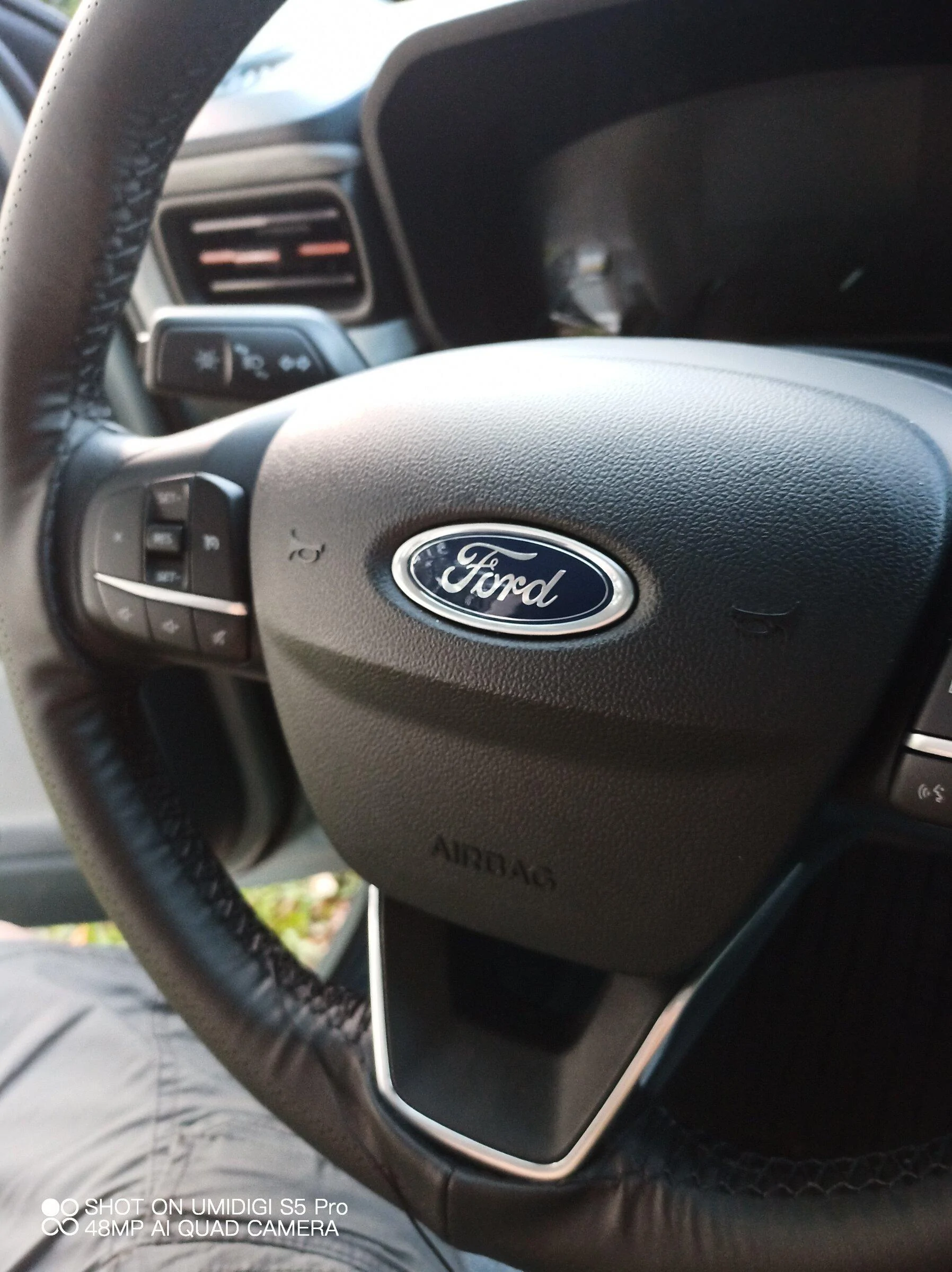 Ford Maverick Comparing non-lux XLT steering wheel to XL steering wheel IMG_20220413_192908_650