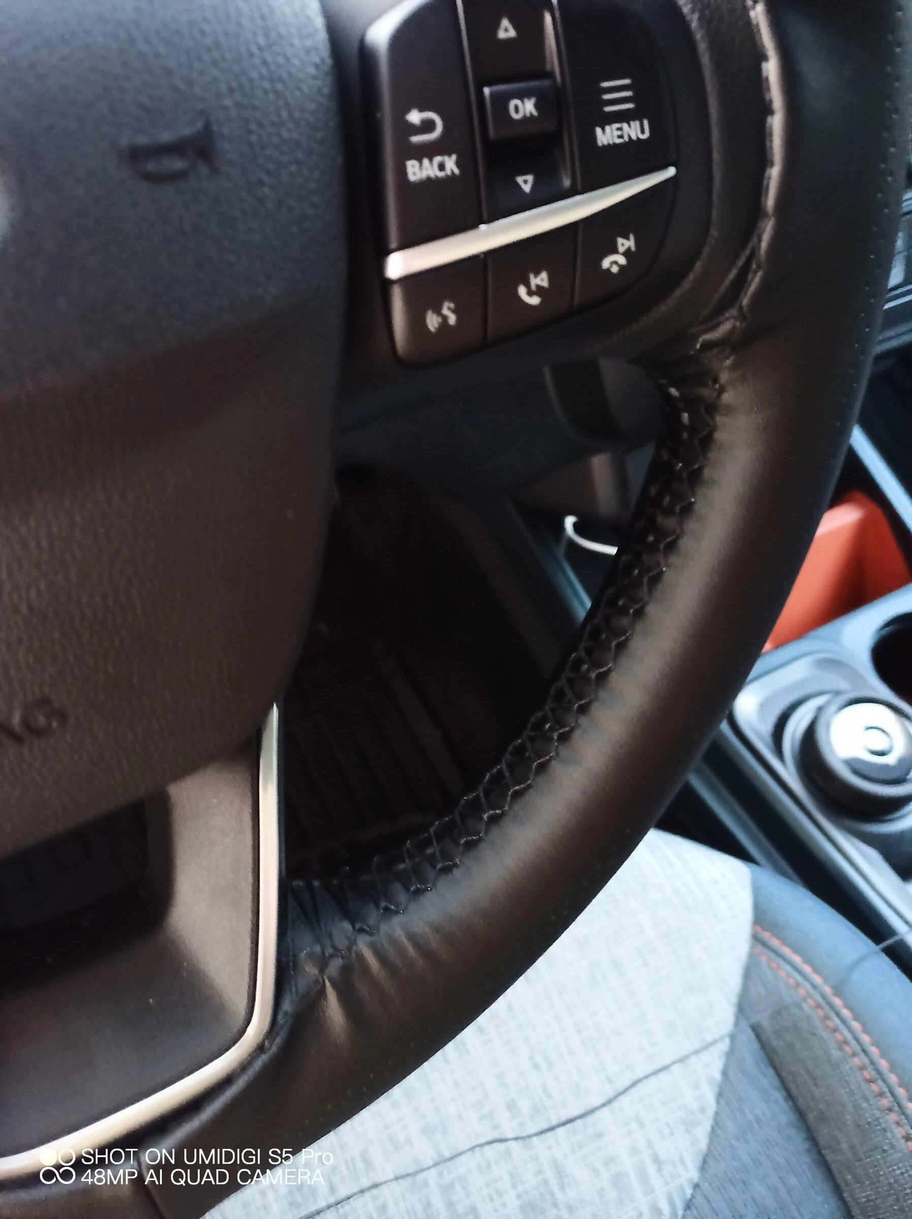 Ford Maverick Comparing non-lux XLT steering wheel to XL steering wheel IMG_20220413_192930_033